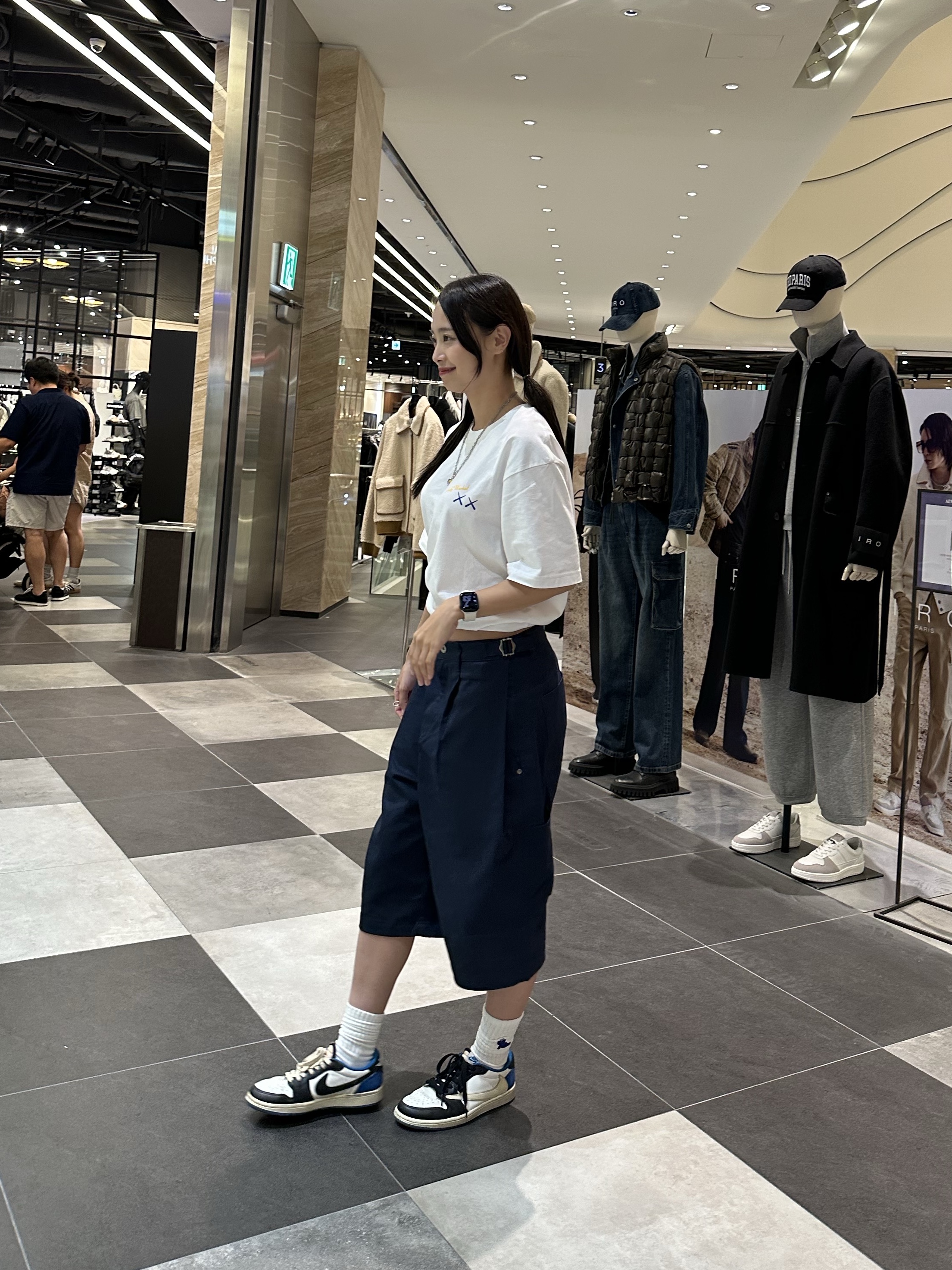 Uniqlo UT x Kaws x Warhol Socks A White, Jordan 1 x Travis Scott x Fragment Retro Low OG SP Military Blue 착용 스타일 - 8