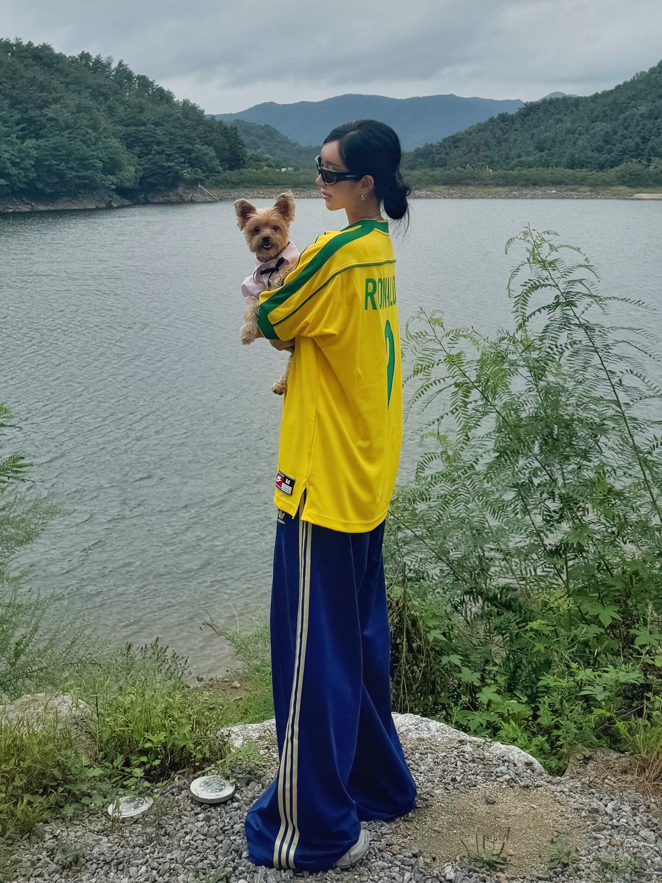 Nike Brazil 1998 Reissue Soccer Replica Jersey Varsity Maize Ronaldo (Marking Ver.), Balenciaga Swift Oval Sunglasses Black 착용 스타일 - 1