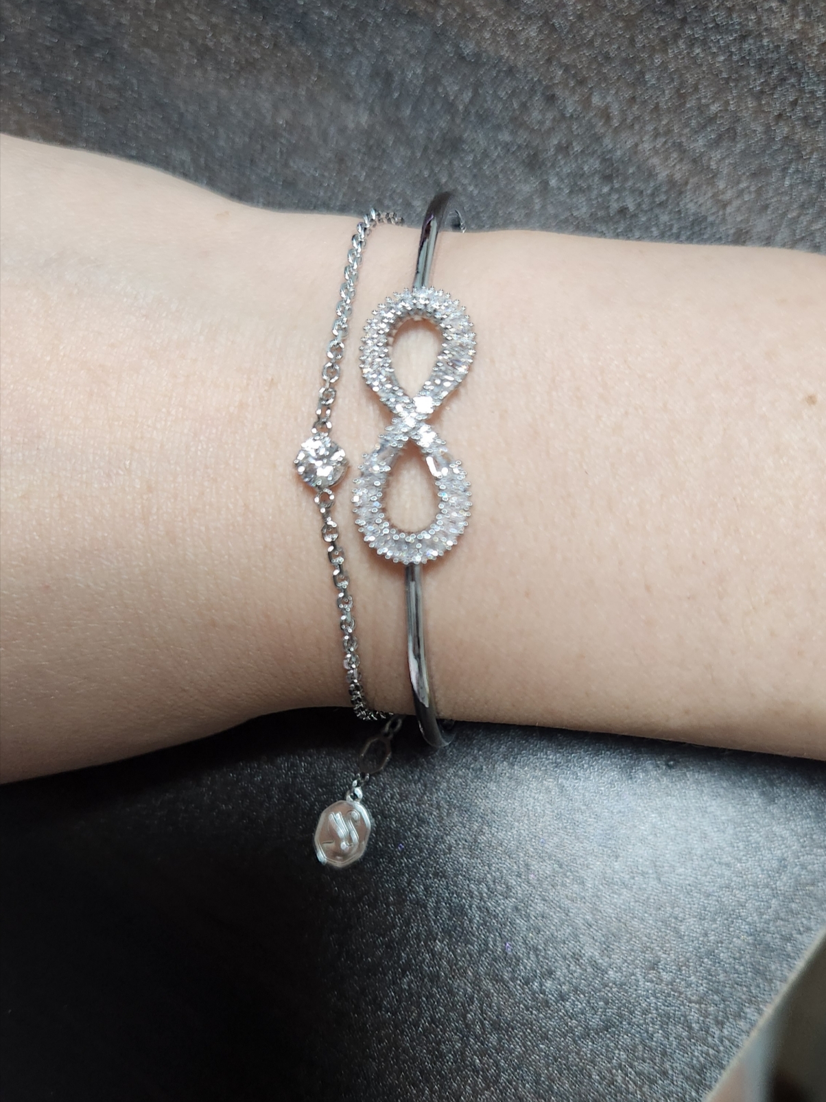(W) Swarovski Hyperbola Bangle Infinity White Rhodium Plated 착용 스타일