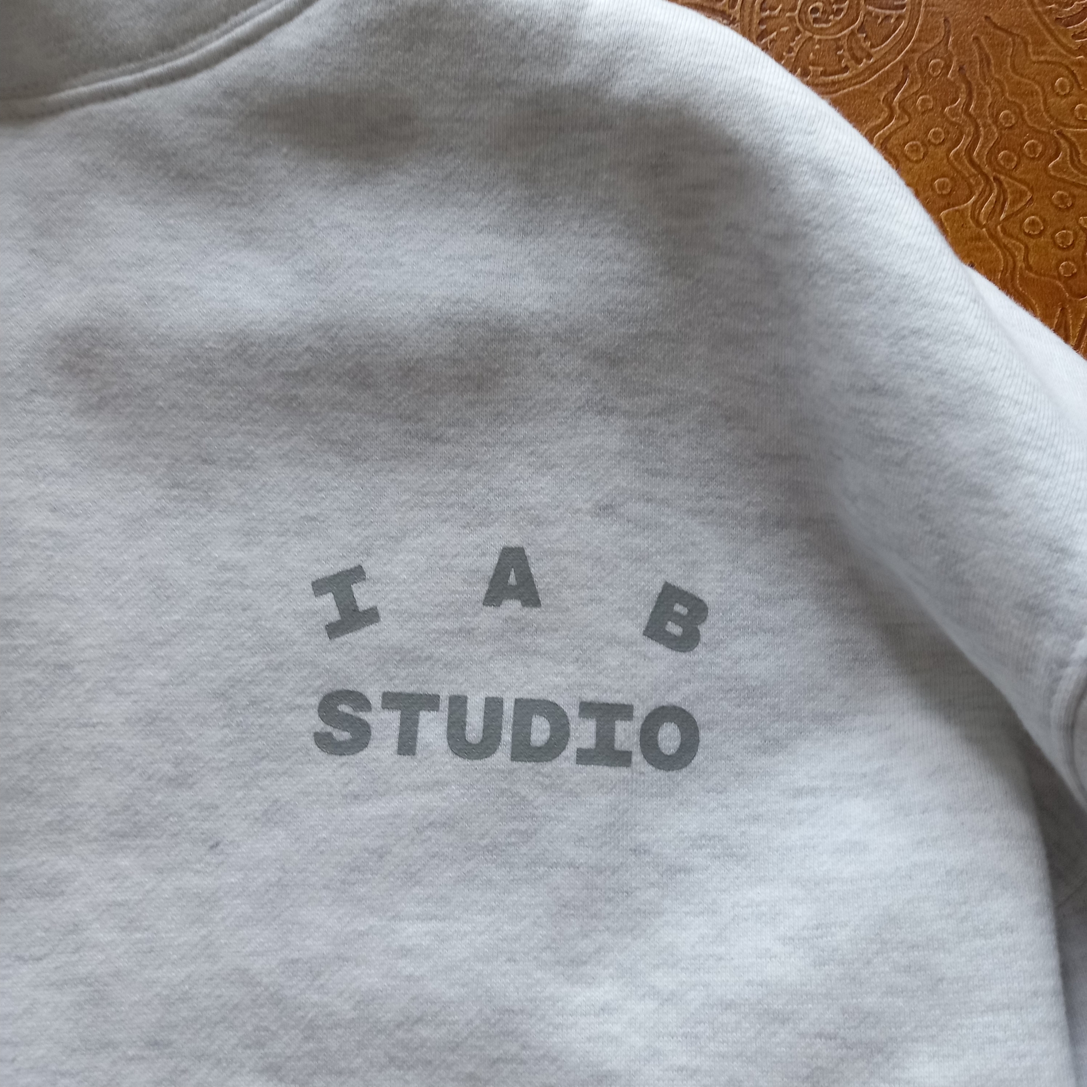 IAB Studio Hoodie Light Gray 착용 스타일 - 3