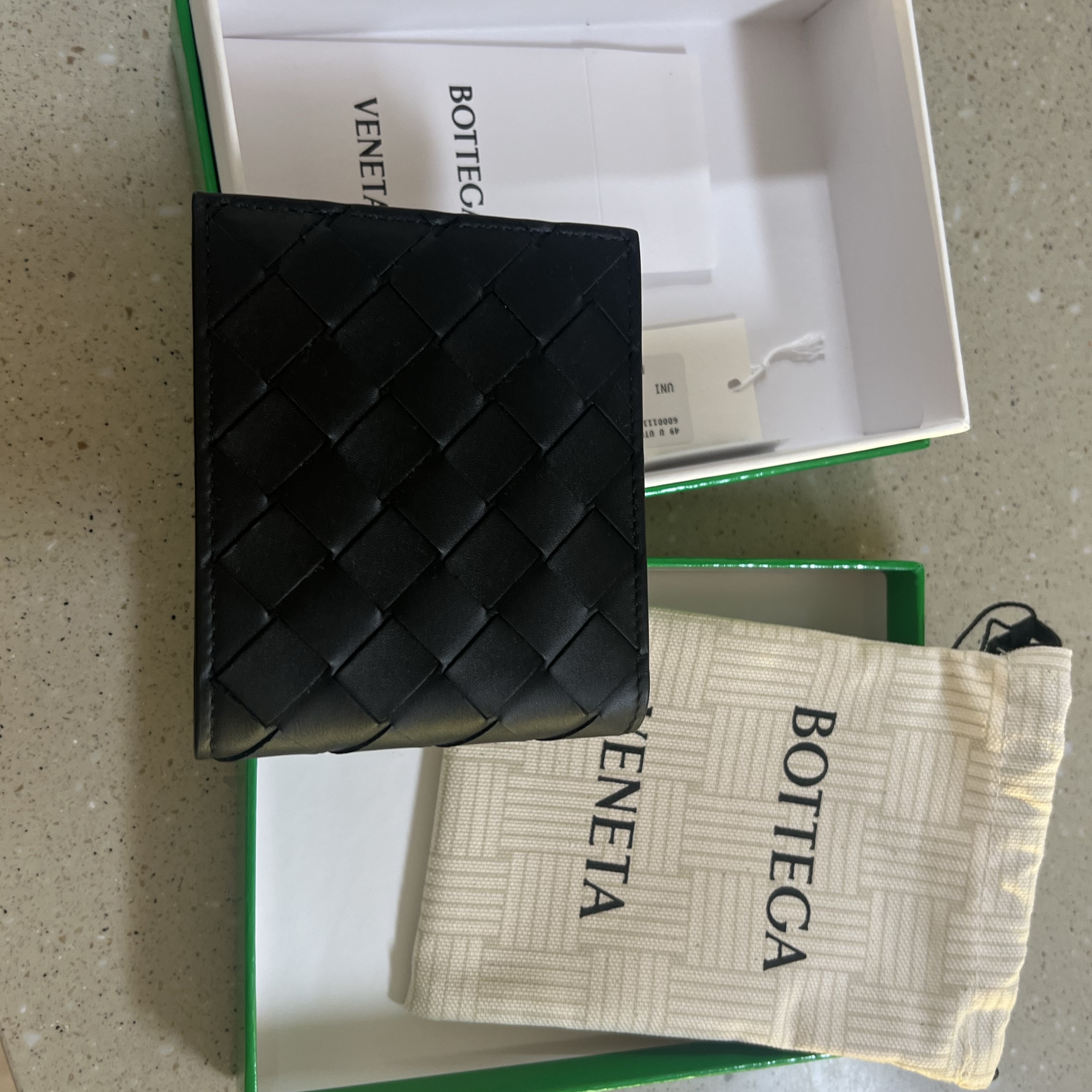 Bottega Veneta Bi-Fold Wallet Black 착용 스타일