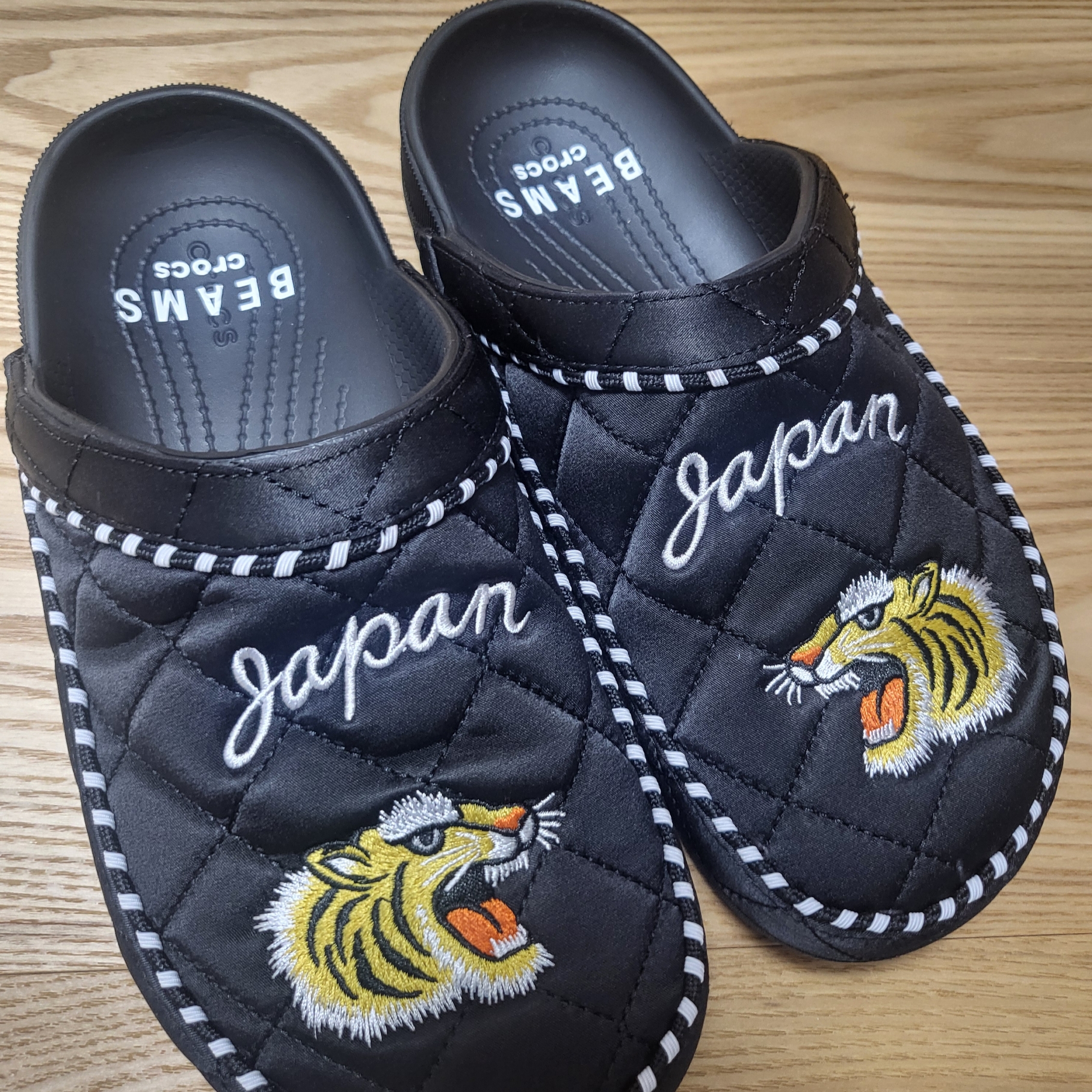 Crocs x Beams Dylan Clog Black White 착용 스타일 - 1