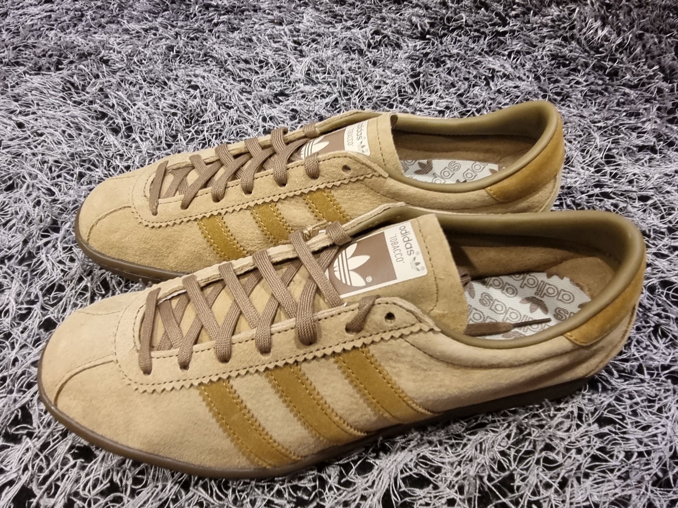 Adidas Tobacco Pantone Mesa 착용 스타일 - 1