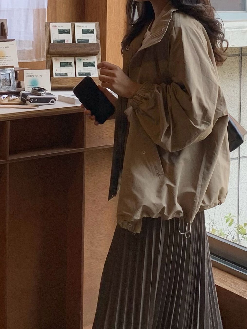 Siyazu SIST9041 Wool Blend Pleated Skirt Khaki brown 착용 스타일 - 5