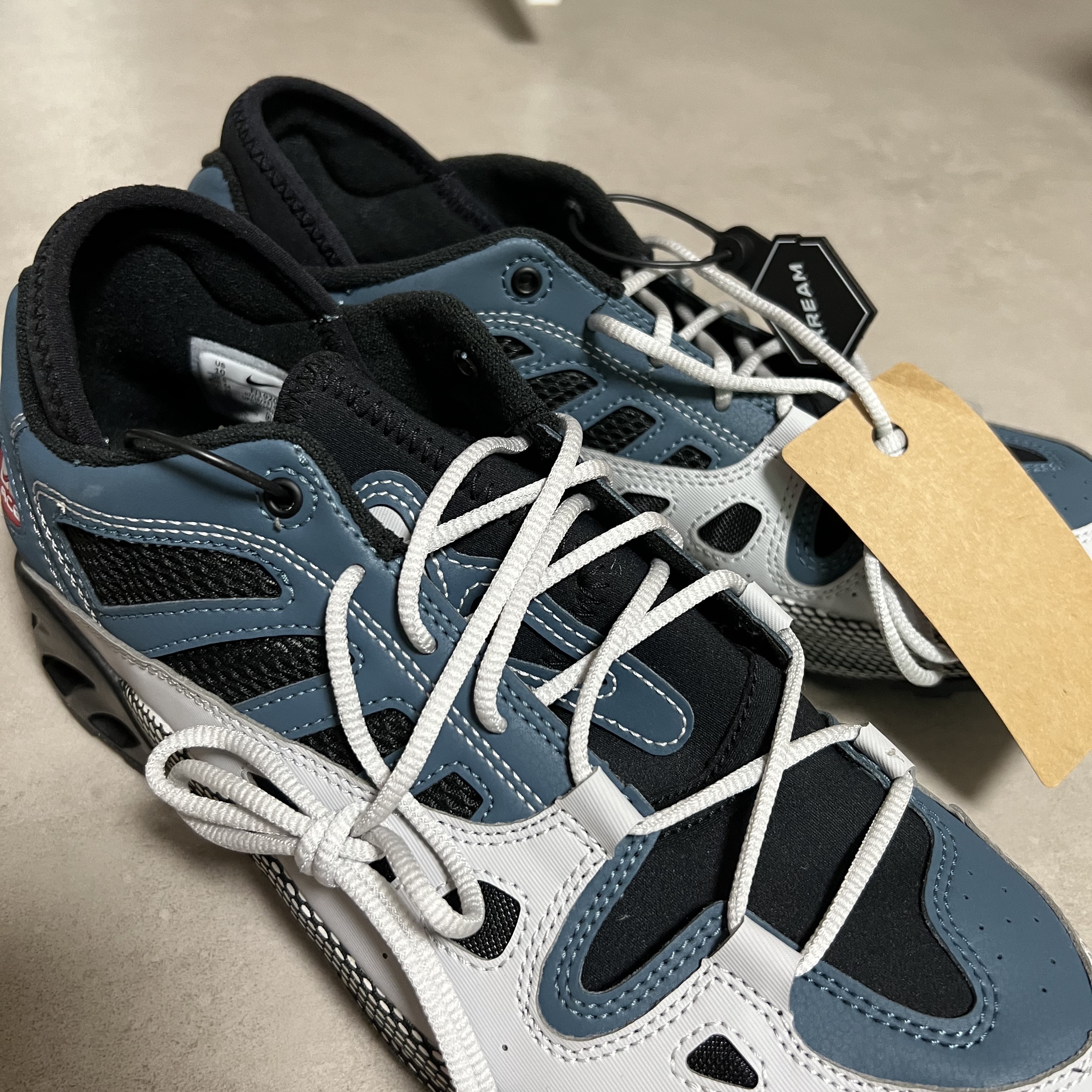 Nike ACG Air Exploraid Neutral Grey and Ash Green 착용 스타일