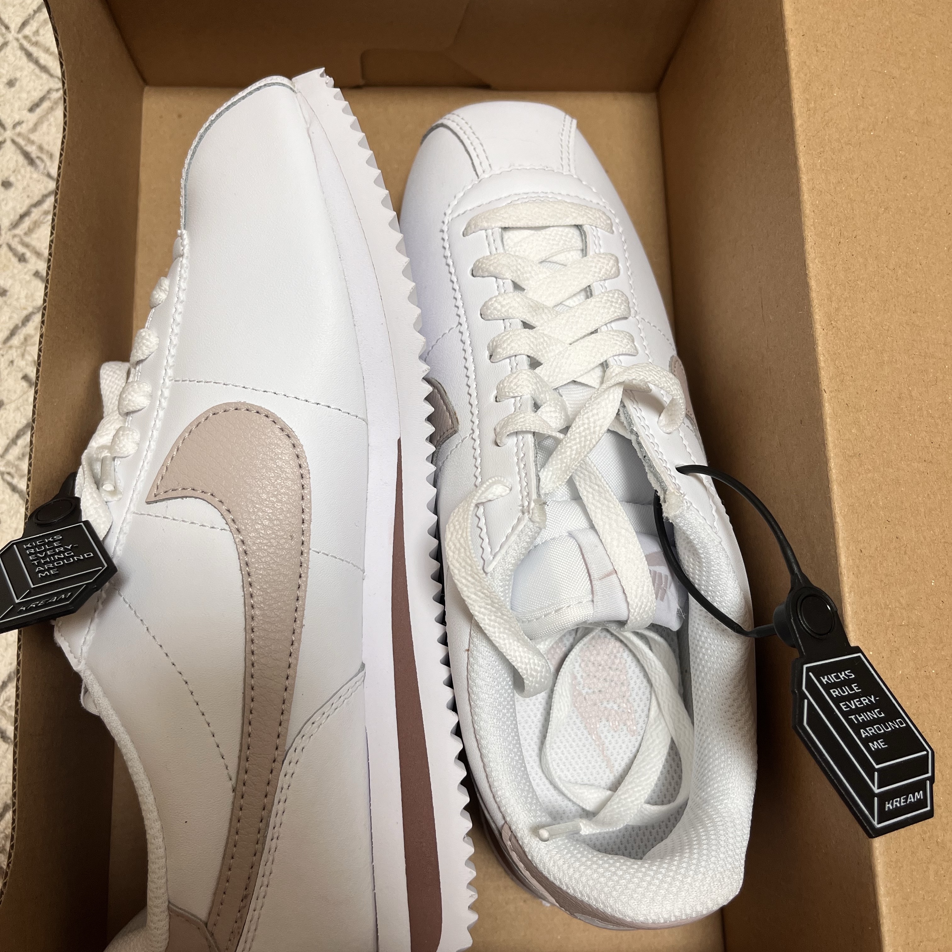 (W) Nike Cortez White Platinum Violet 착용 스타일