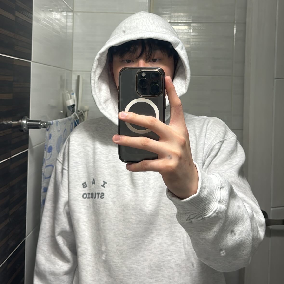 IAB Studio Hoodie Light Gray 착용 스타일