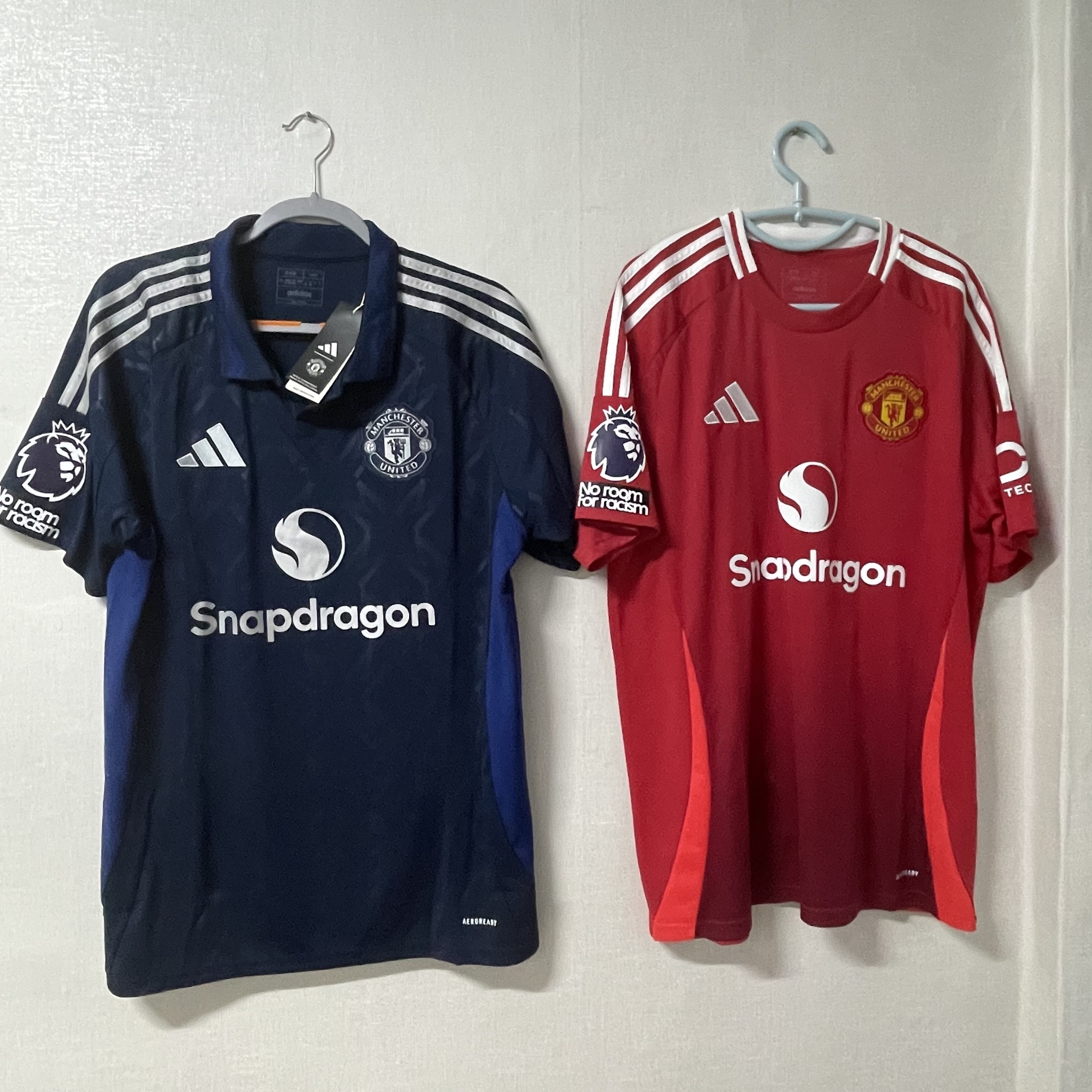 Adidas Manchester United 2024/25 Home Jersey Manchester United FC Red - KR Sizing (Non Marking Ver.), Adidas Manchester United 2024/25 Away Jersey Night Indigo - KR Sizing (Non Marking Ver.) 착용 스타일 - 2