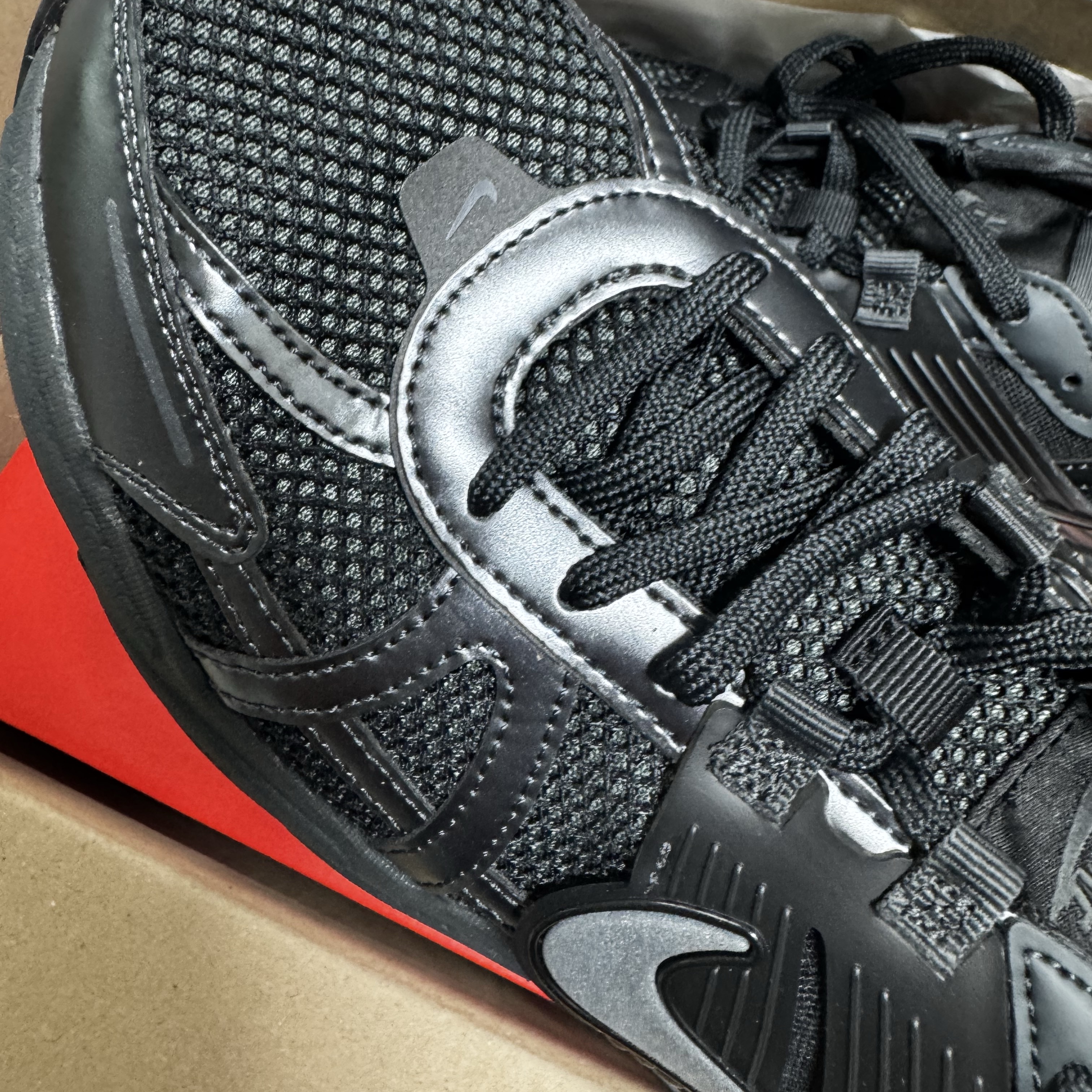 Nike V2K Run Black Anthracite 착용 스타일 - 5