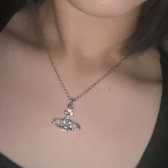 Vivienne Westwood Mayfair Bas Relief Pendant Silver 착용 스타일 - 2