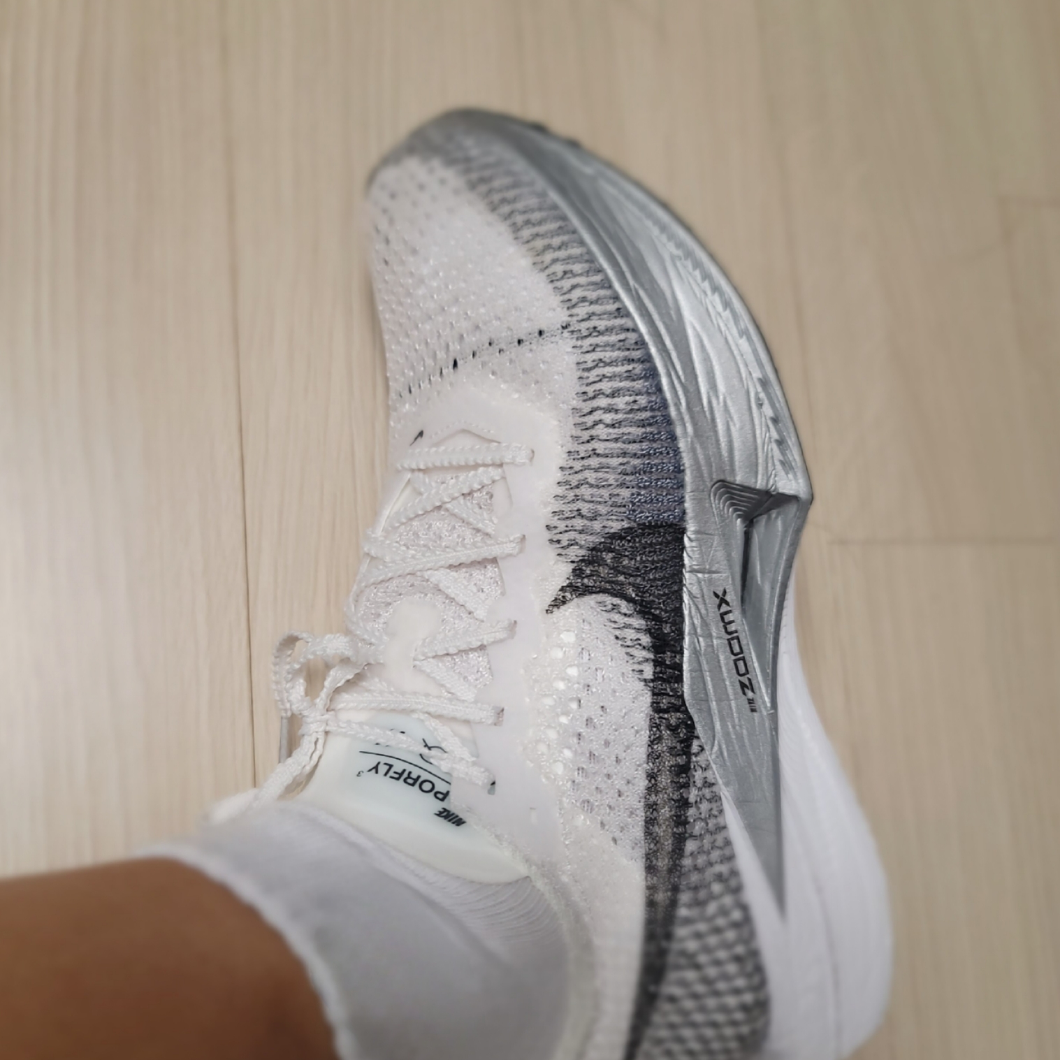 Nike ZoomX Vaporfly Next% 3 White Grey 착용 스타일 - 5