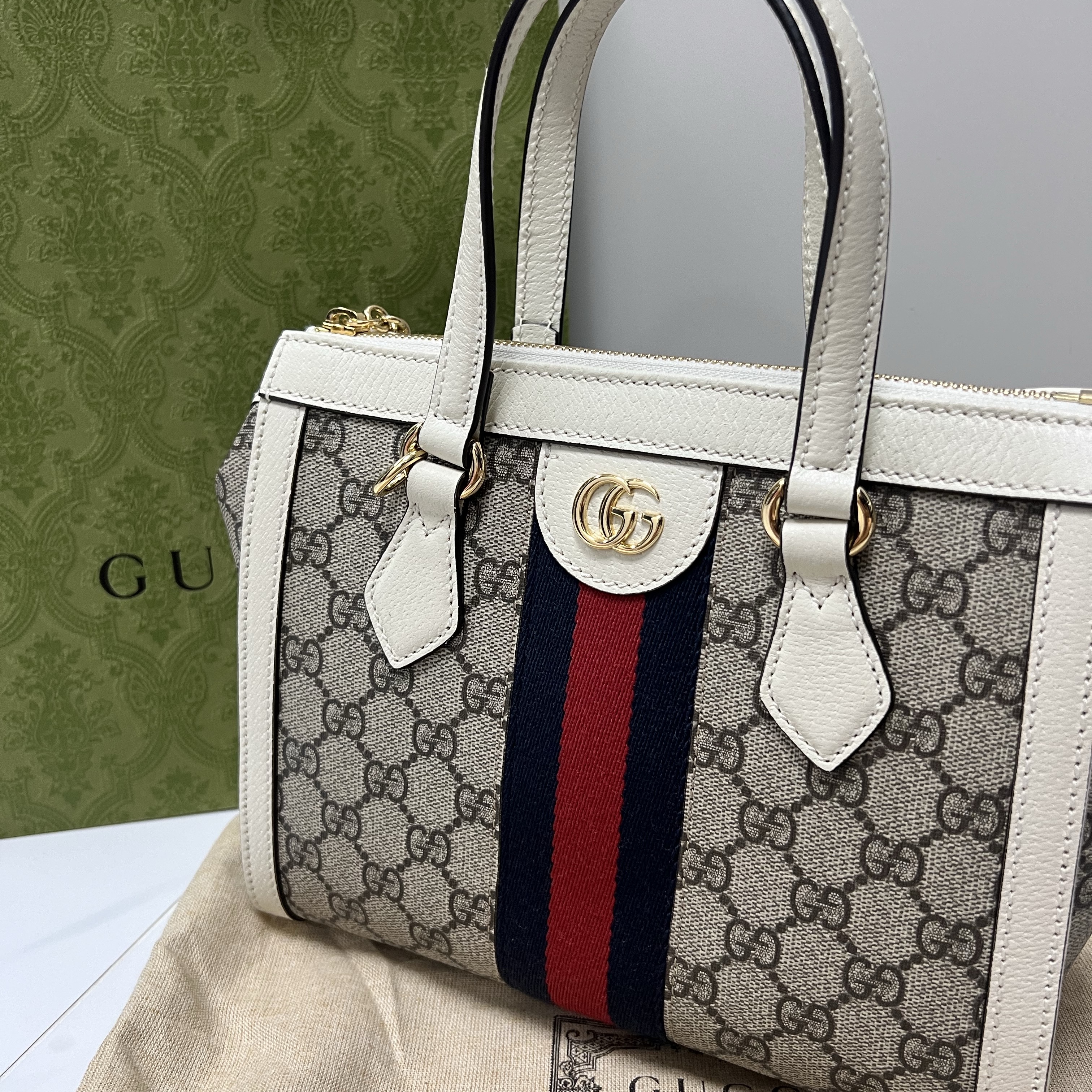 Gucci Ophidia GG Small Tote Bag Beige Ebony 착용 스타일