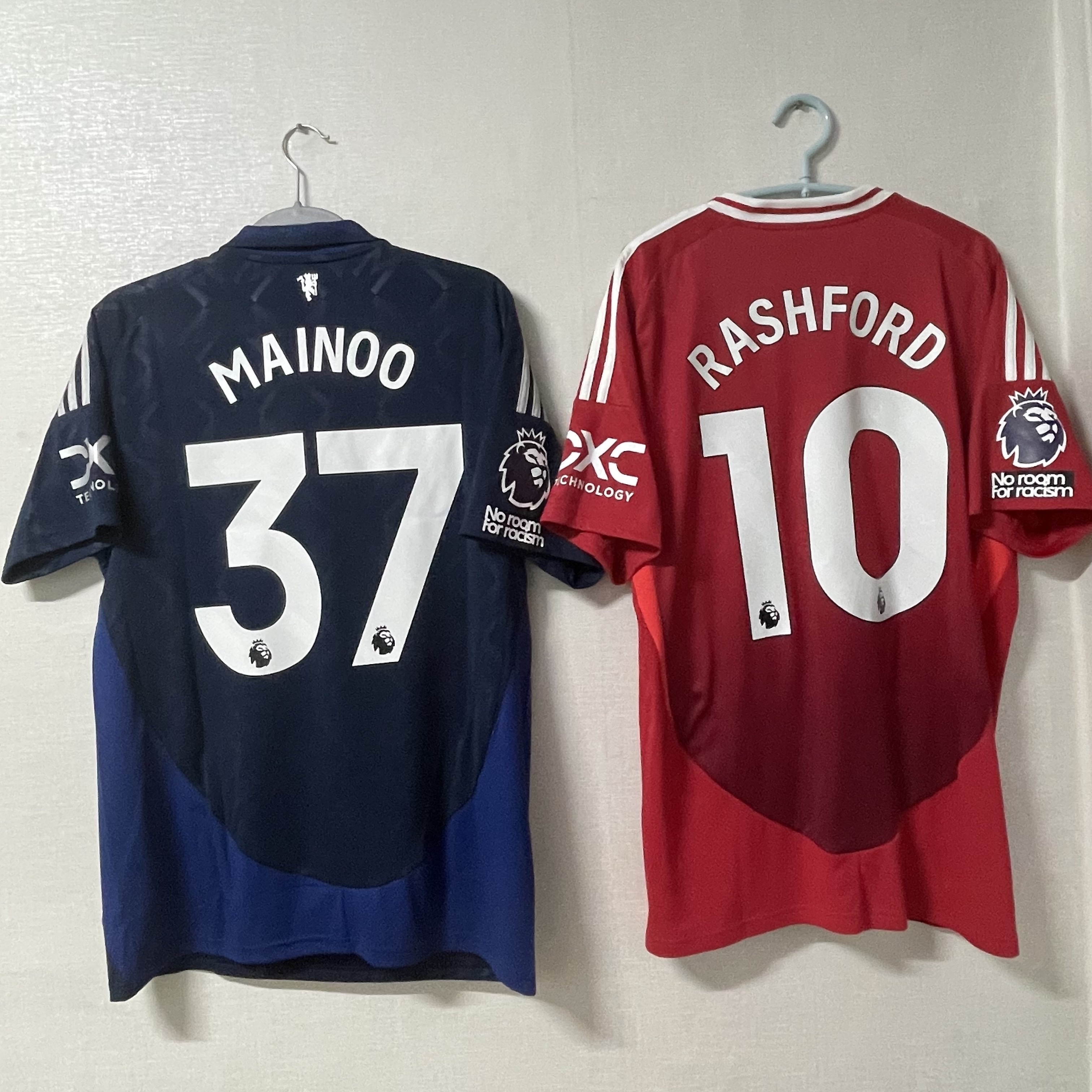 Adidas Manchester United 2024/25 Home Jersey Manchester United FC Red - KR Sizing (Non Marking Ver.), Adidas Manchester United 2024/25 Away Jersey Night Indigo - KR Sizing (Non Marking Ver.) 착용 스타일 - 1