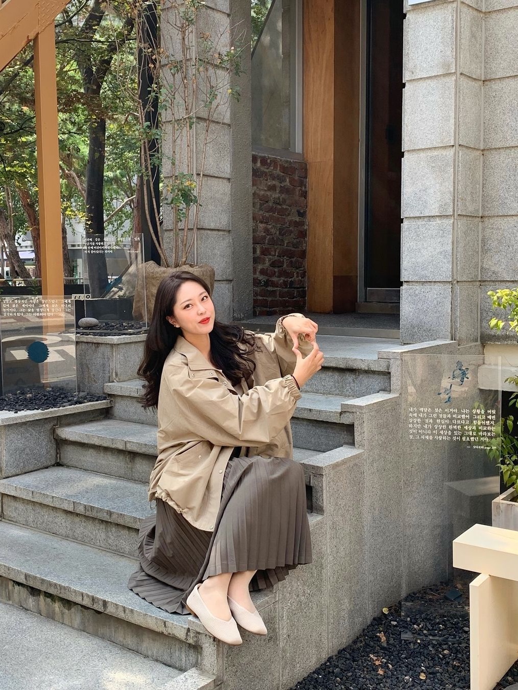 Siyazu SIST9041 Wool Blend Pleated Skirt Khaki brown 착용 스타일 - 3