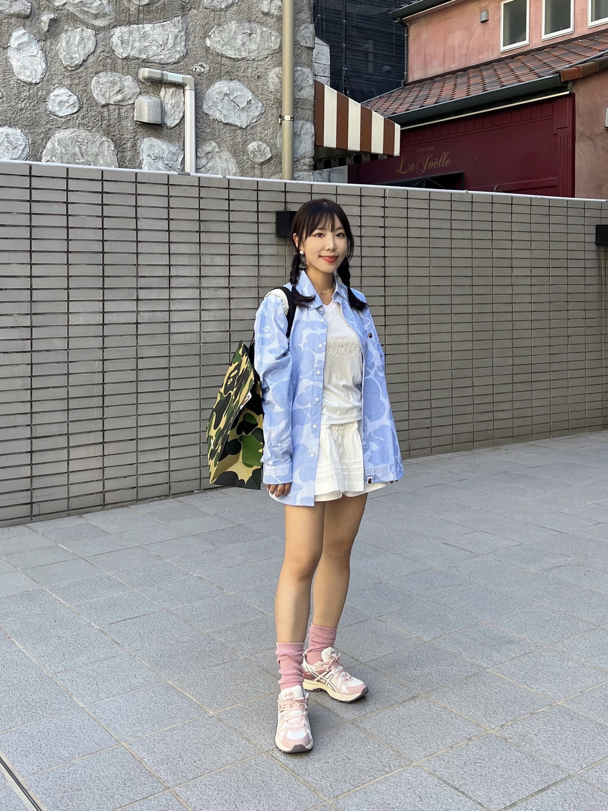 (W) Asics Gel-Kahana 8 White Pink, BAPE Stripe Camo Relaxed Fit Shirt Blue 착용 스타일 - 1