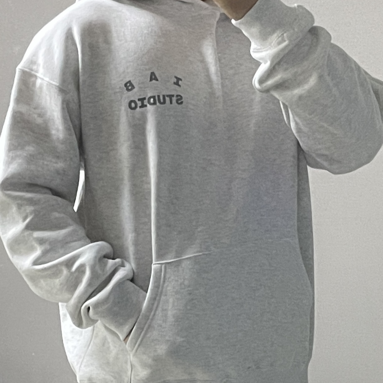 IAB Studio Hoodie Light Gray 착용 스타일 - 2