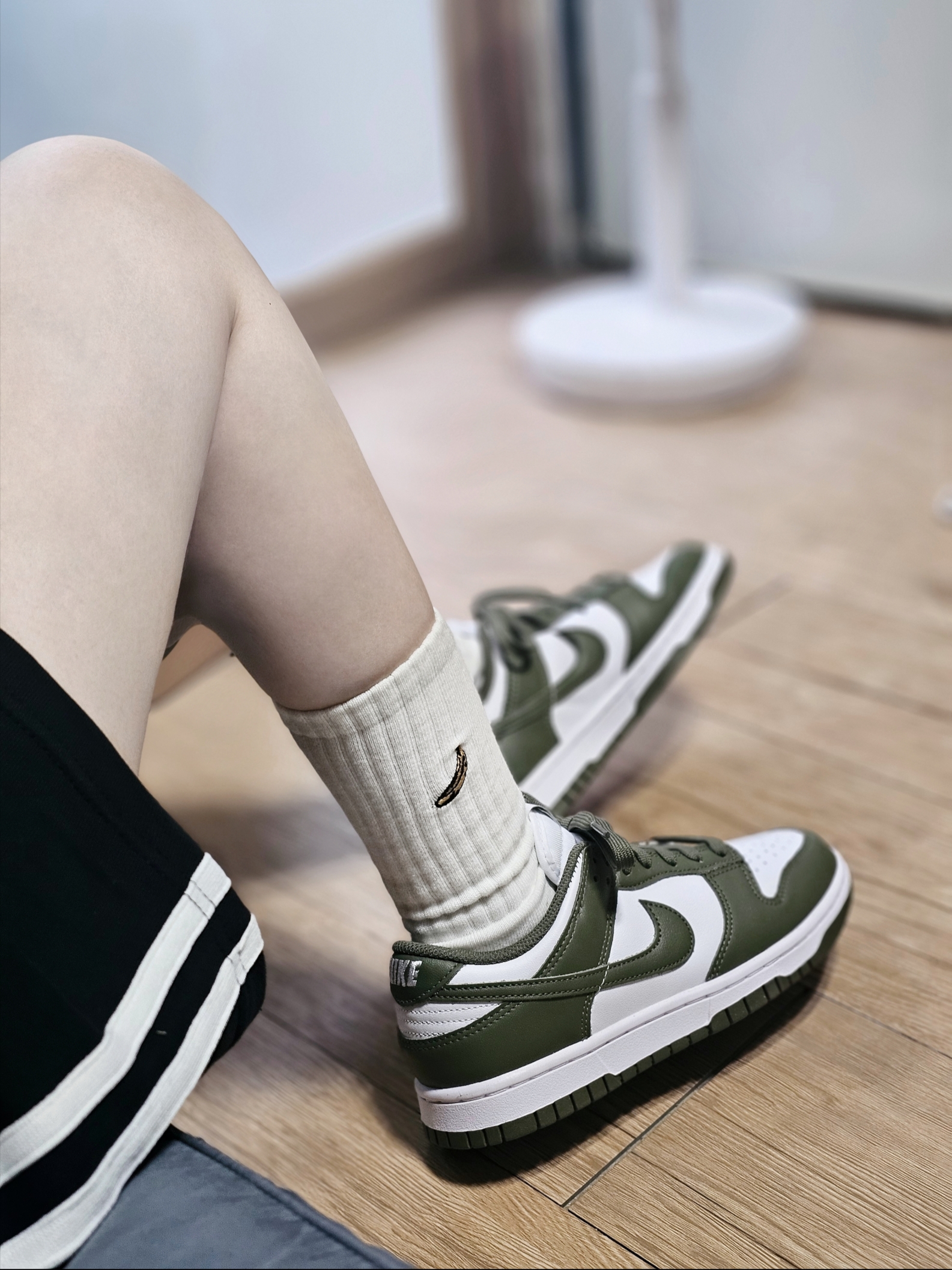 (W) Nike Dunk Low Medium Olive 착용 스타일 - 1