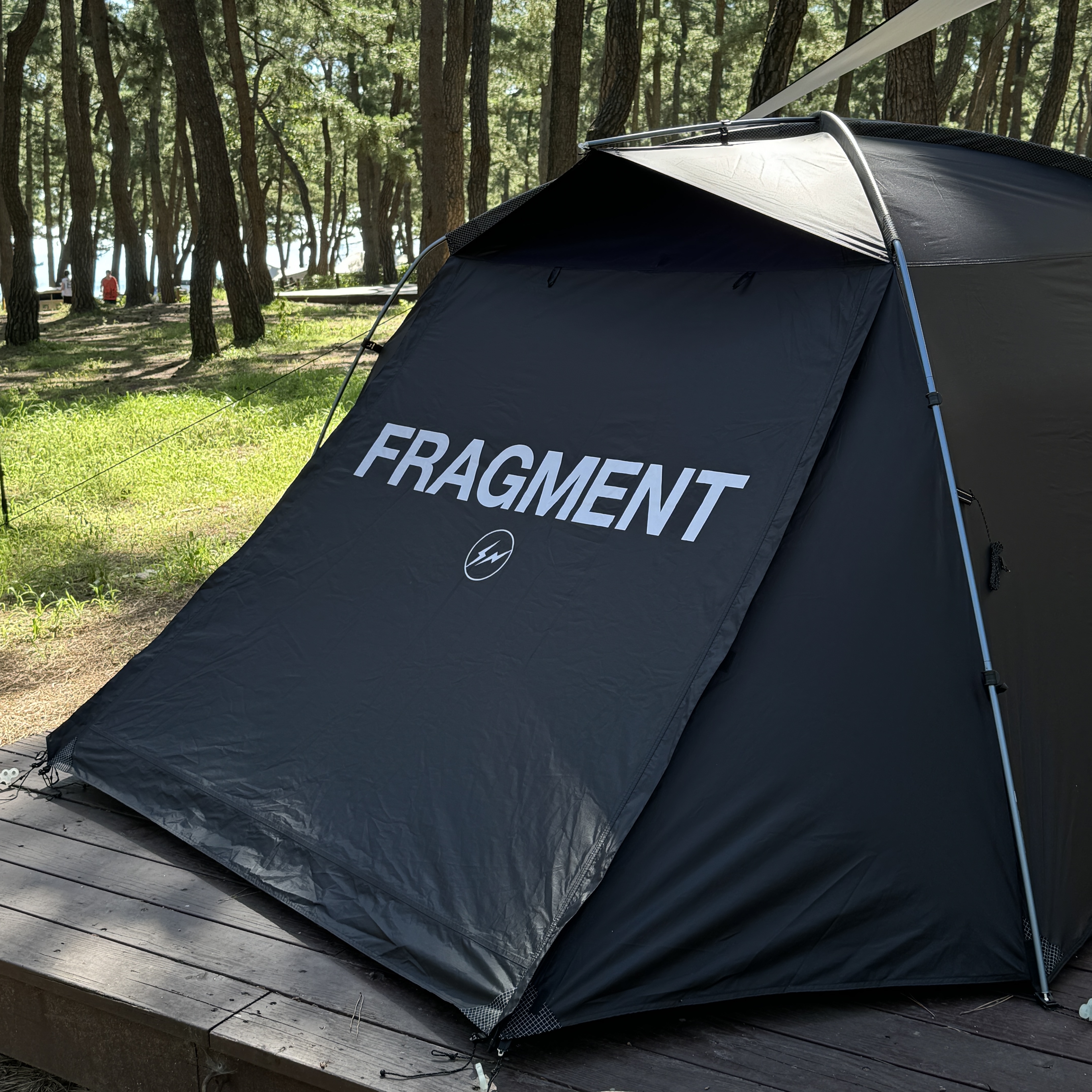 Helinox x Fragment Design 3P Dome Tent Black Navy, Helinox x Neighborhood Chair One Peal - 22FW 착용 스타일 - 2