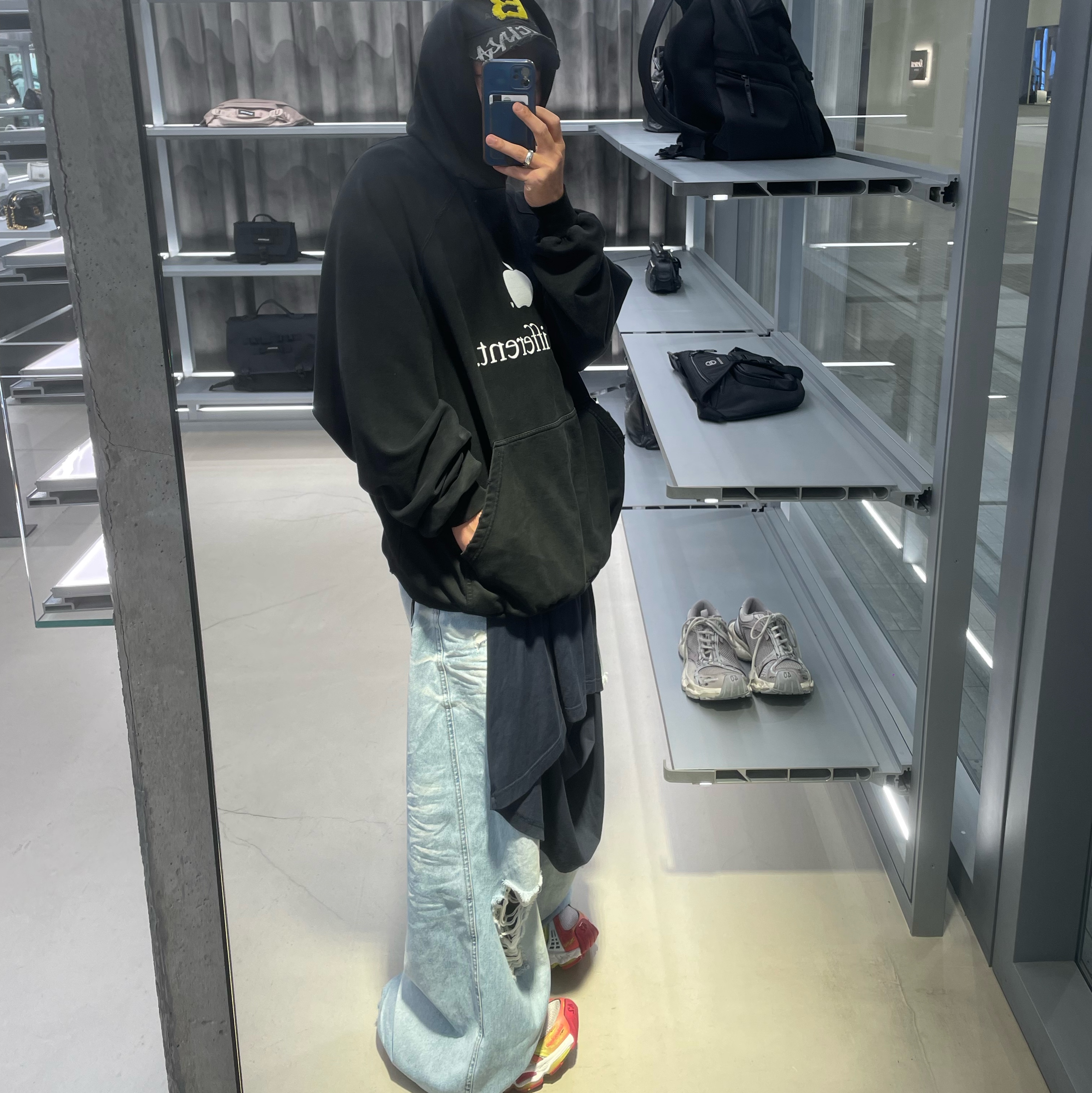 Balenciaga Stapler Sneaker White Pink, Balenciaga Upcycled Cap Dark Green 착용 스타일