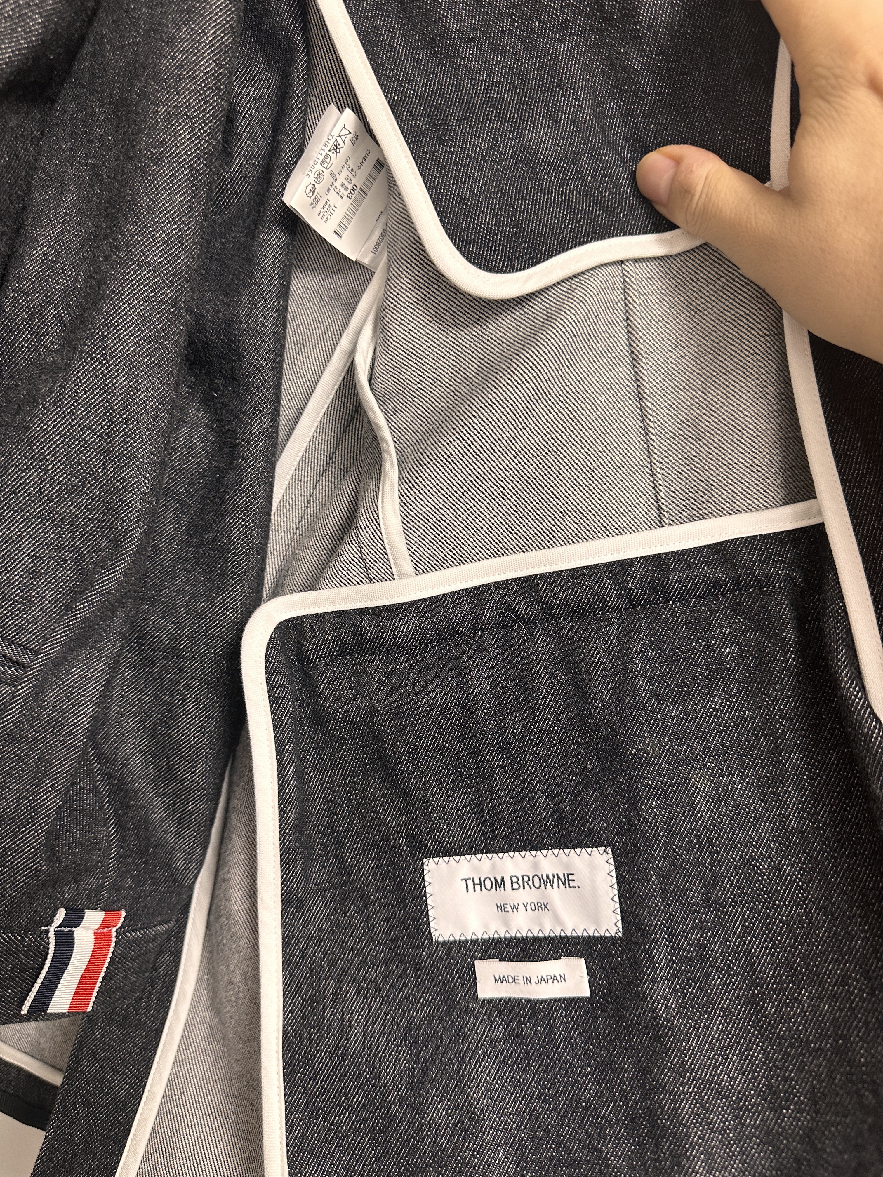 Thom Browne Super 120S Wool Twill Classic Suit Dark Grey, Thom Browne Engineered Stripe Necktie in Wool Navy 착용 스타일 - 3