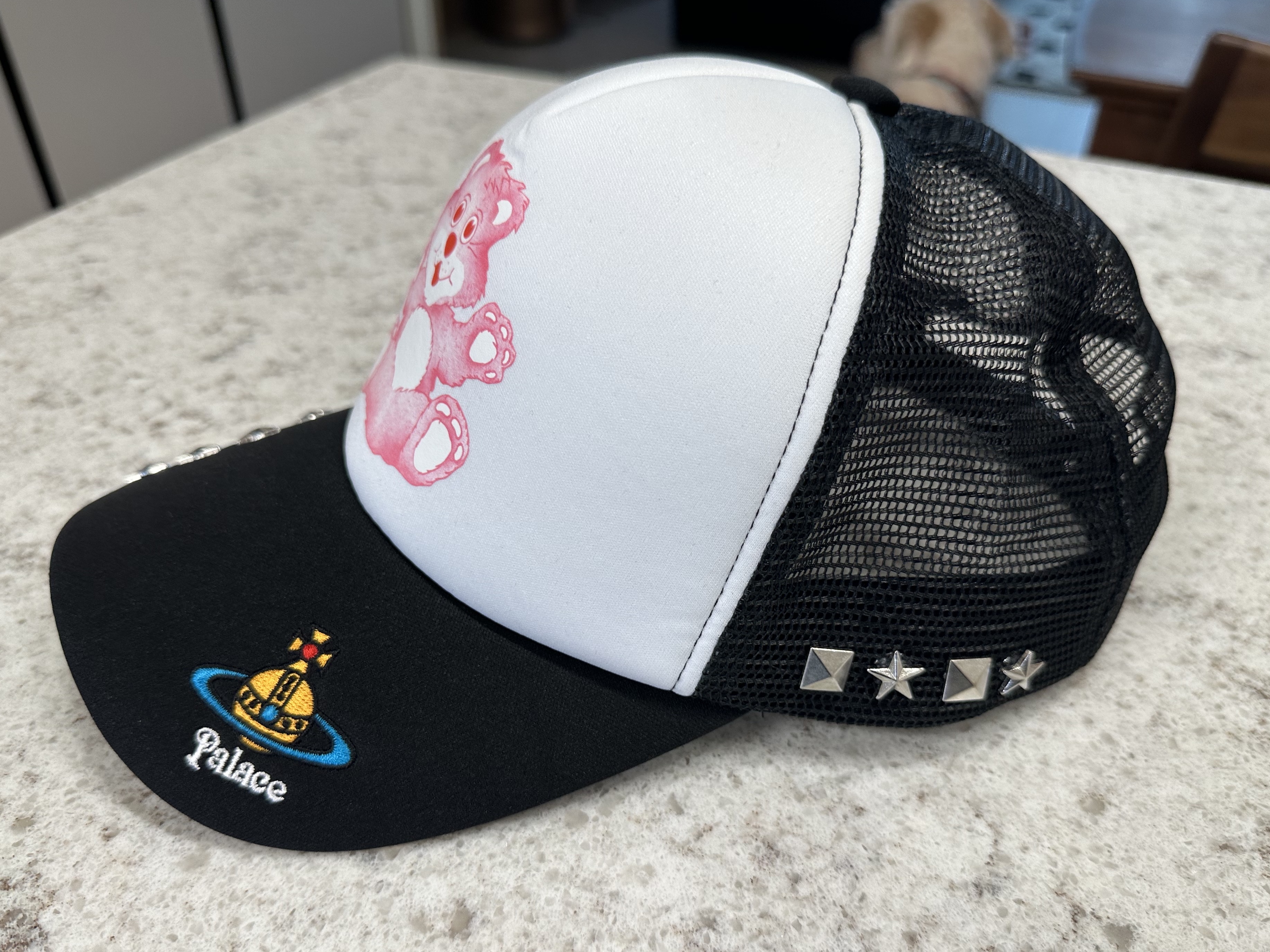 Palace x Vivienne Westwood Trucker Black - 24FW 착용 스타일 - 1