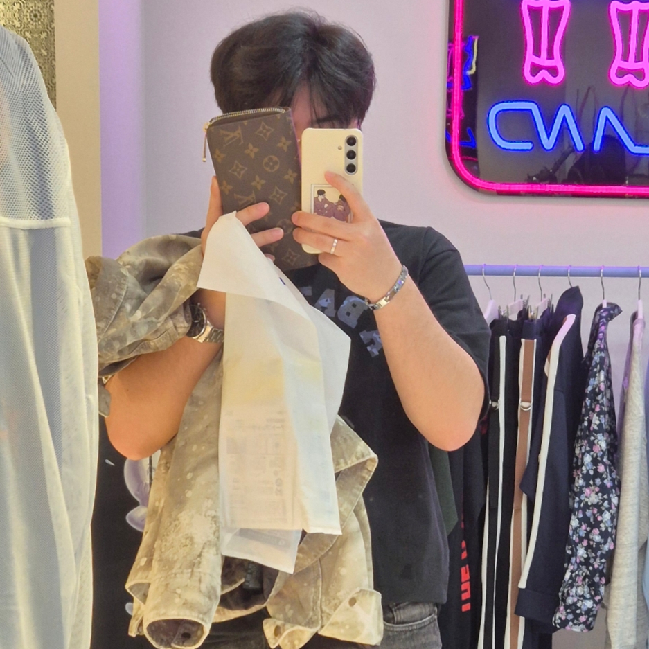 Louis Vuitton Zippy Wallet Monogram Fuchsia, BAPE Color Camo College T-Shirt Black Navy 착용 스타일