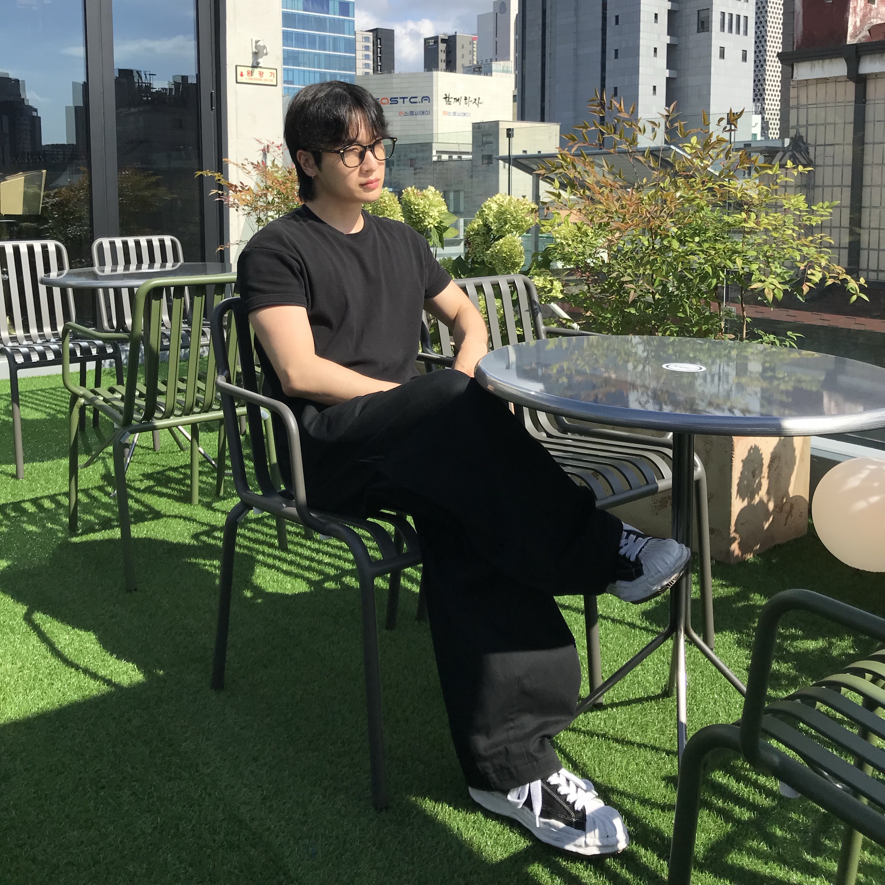 Maison Mihara Yasuhiro Blakey OG Sole Canvas Low-top Sneakers Black White 착용 스타일 - 1