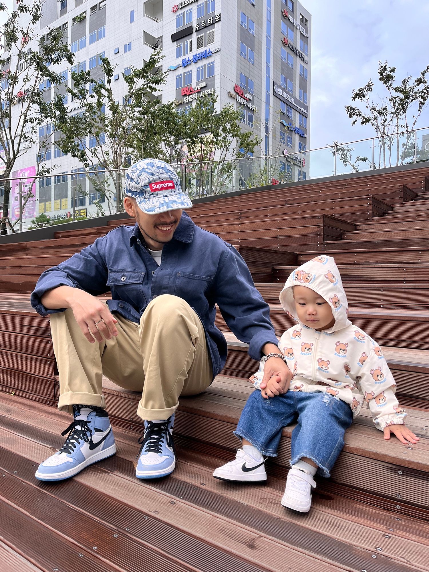 Jordan 1 Retro High OG University Blue, Supreme Fat Tip Jacquard Denim Camp Cap Blue - 22SS 착용 스타일 - 1