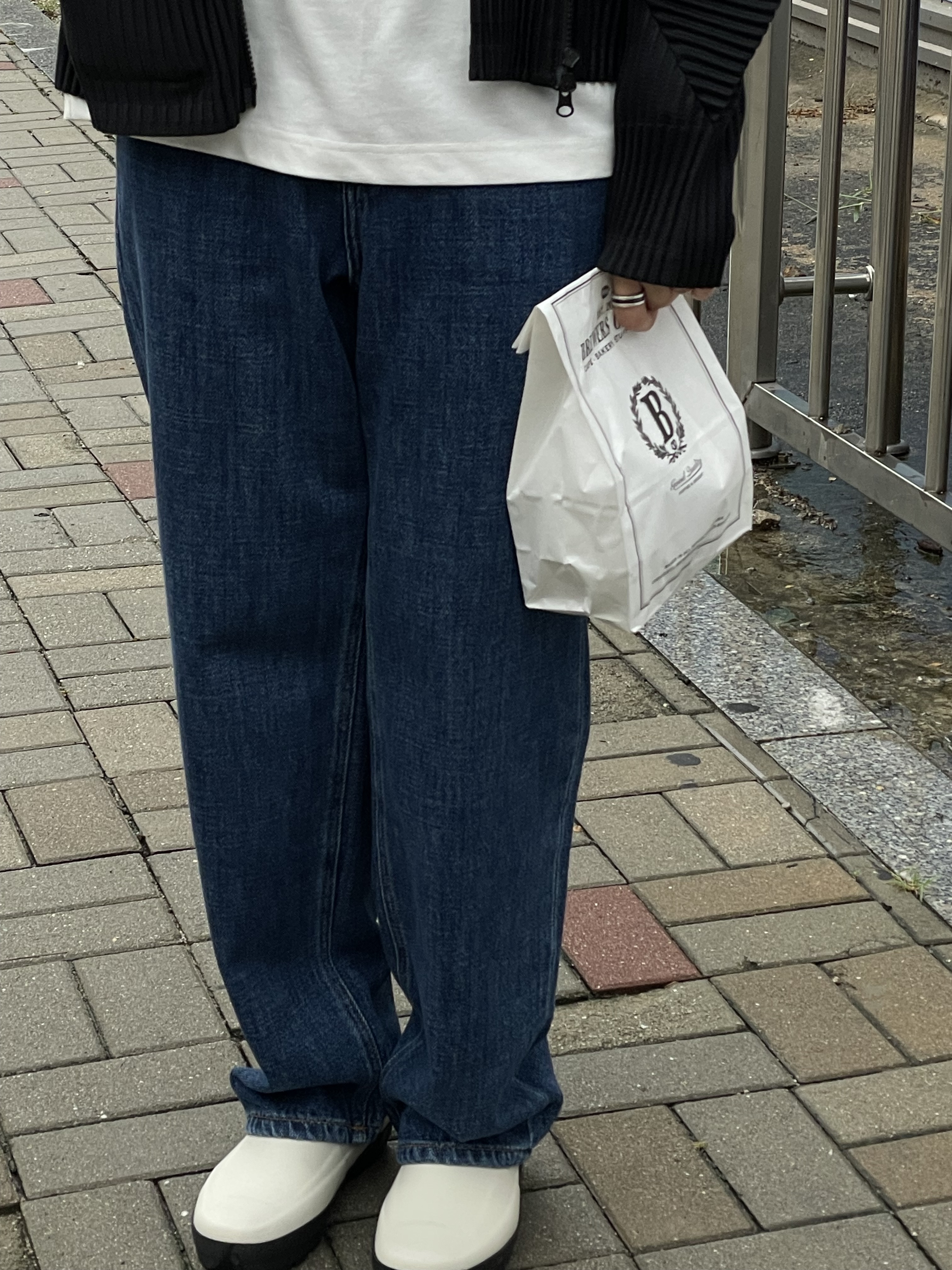 Moonstar 810s ET027 Marke Modi White, Ader Error Sig; TRS/BL Tag T-Shirt 01 Off White 착용 스타일