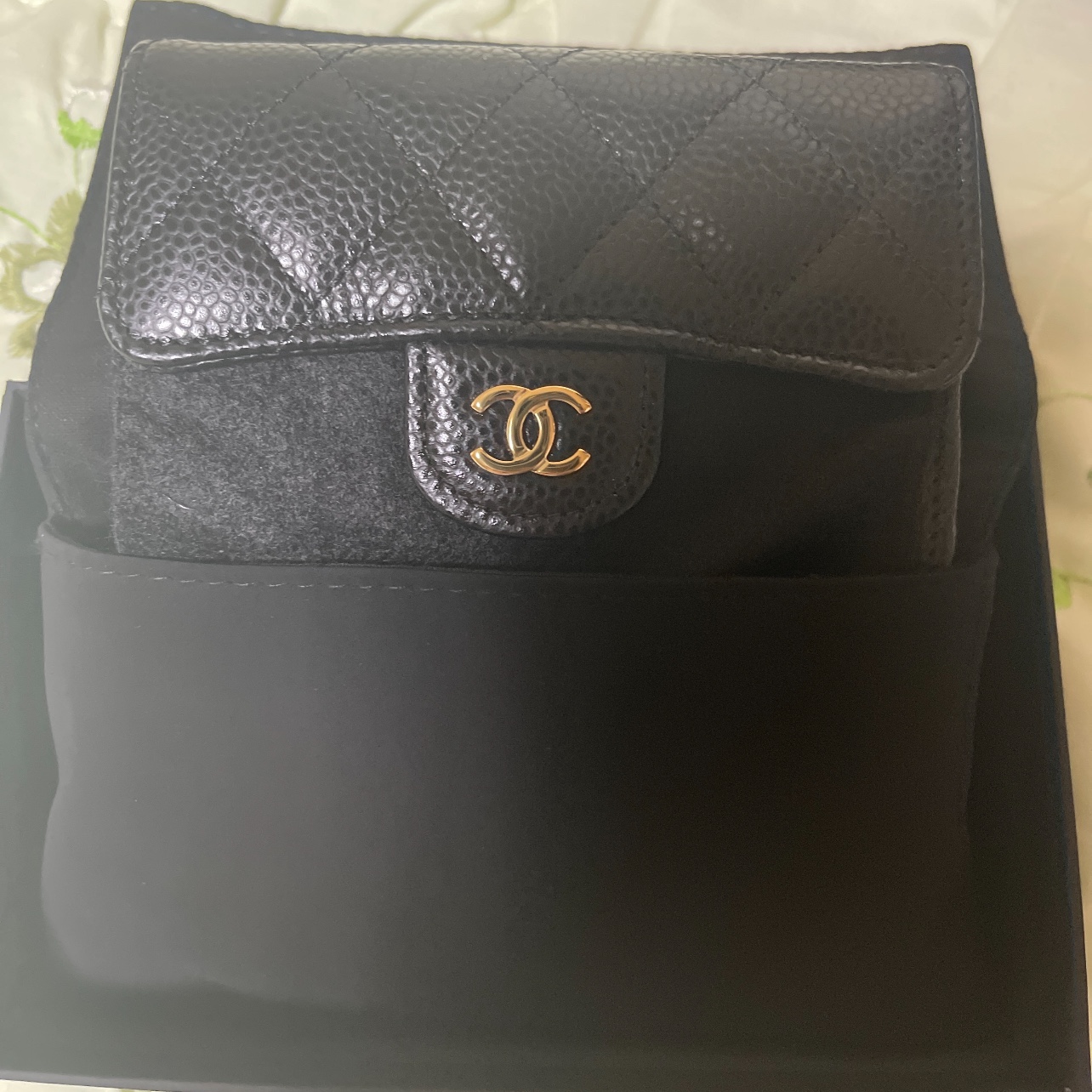 Chanel Classic Card Holder Grained Calfskin & Gold Black 착용 스타일 - 2