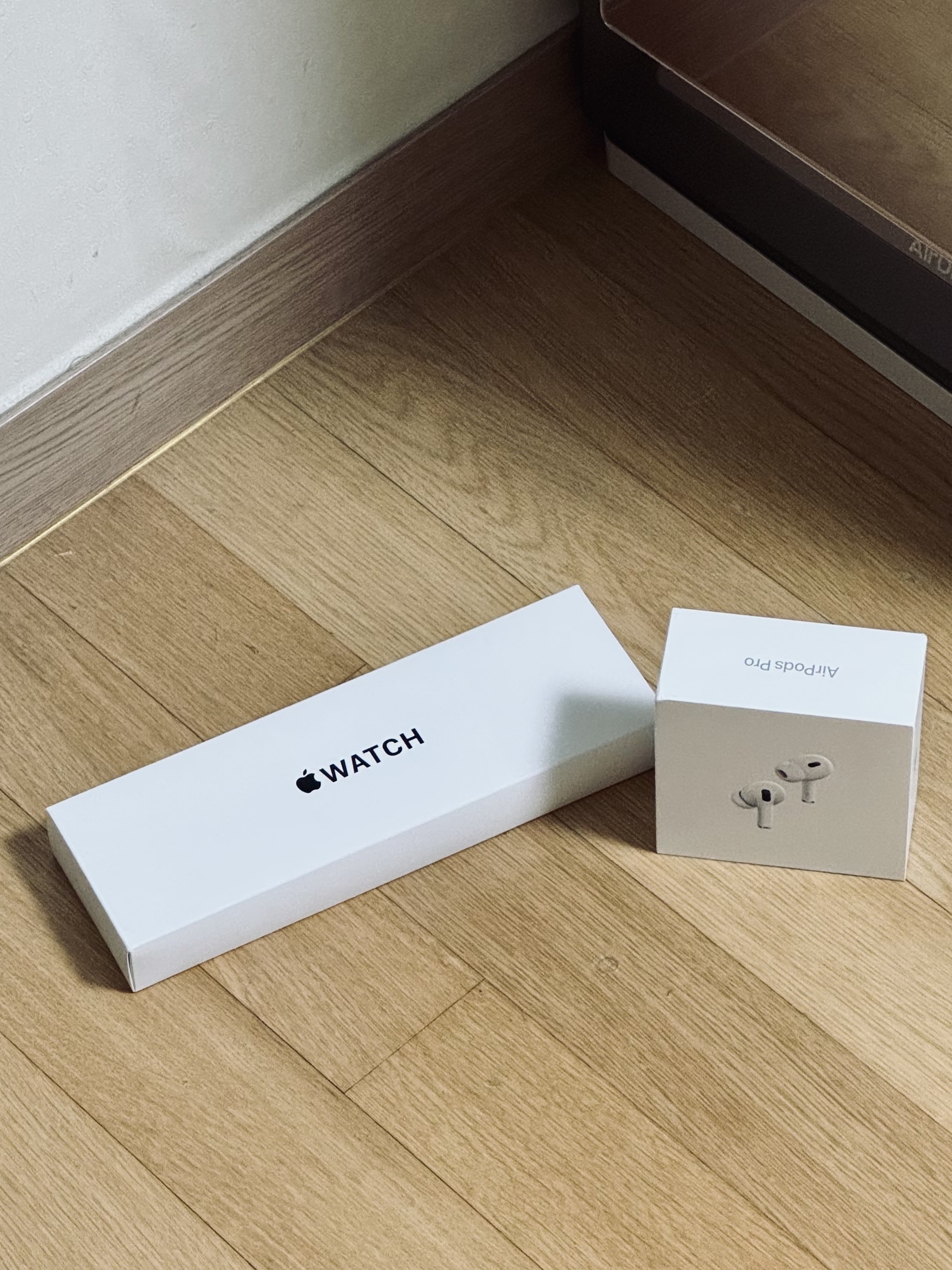 Apple Watch SE 2023 40mm Cellular Starlight Aluminium Case with Sport Band S/M Starlight (Korean Ver.), Apple Airpods Pro 2nd Gen with MagSafe Charging Case USB C (Korean Ver.) 착용 스타일