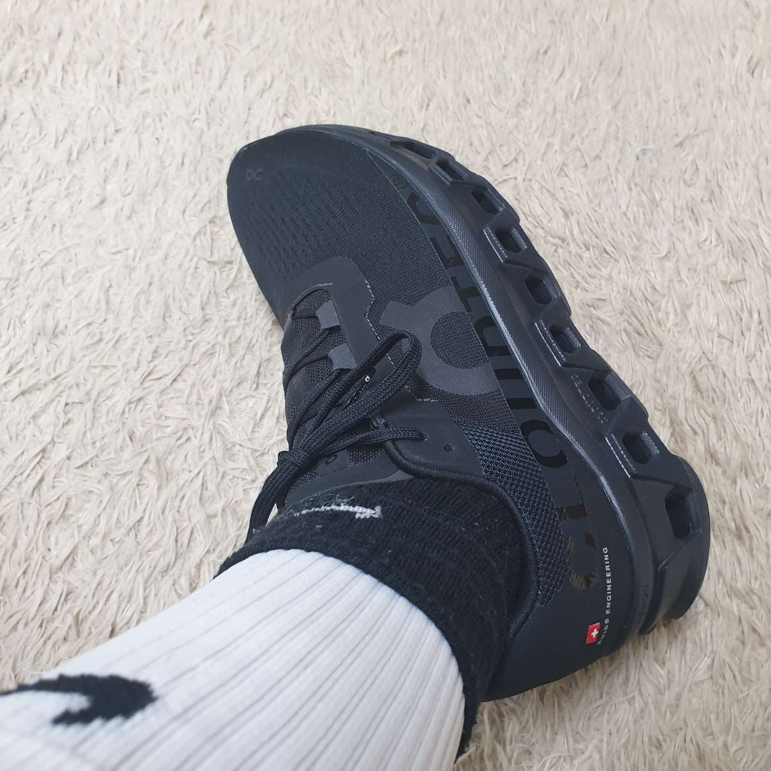 On Running Cloudmonster All Black 착용 스타일 - 2