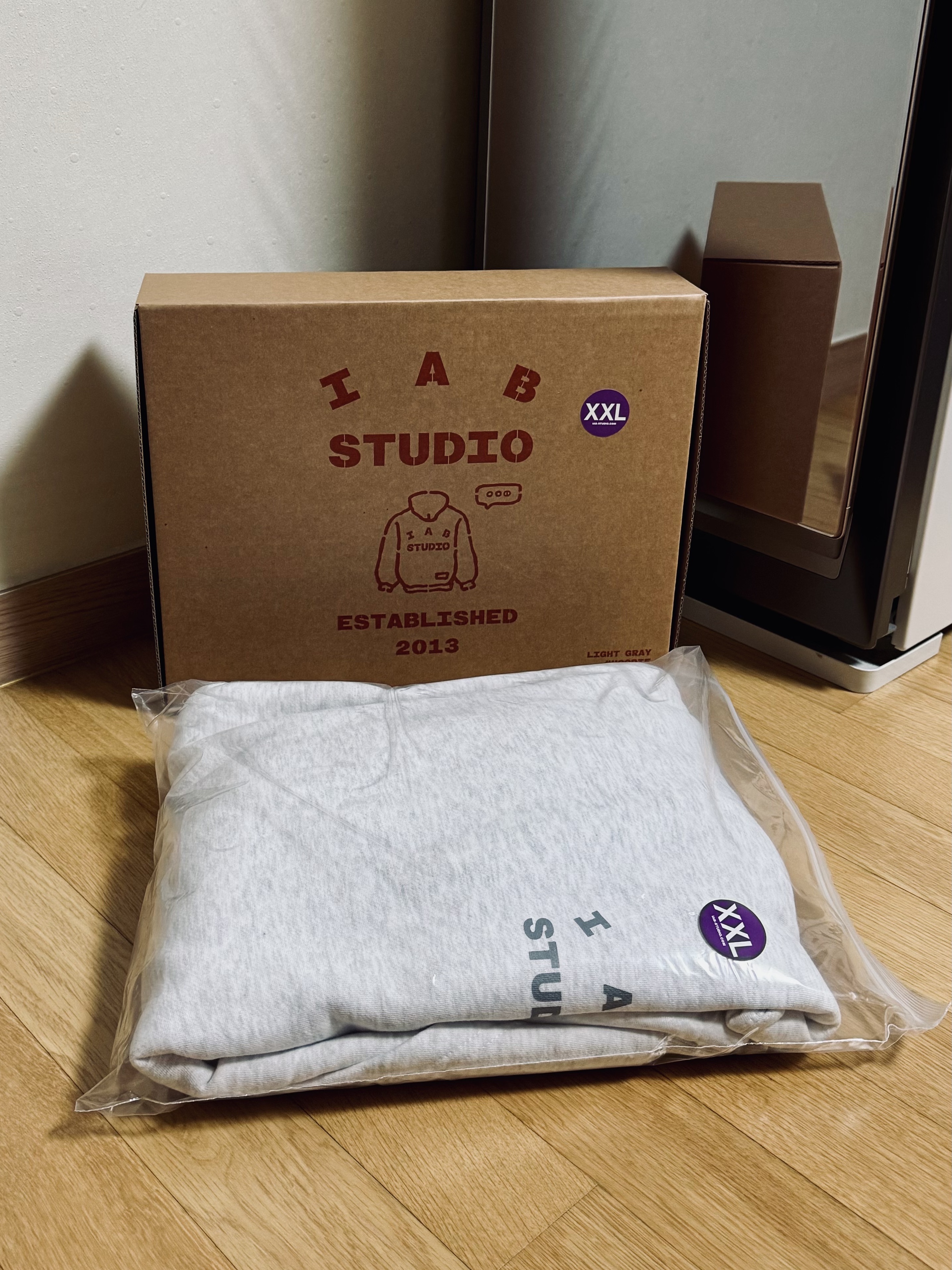 IAB Studio Hoodie Light Gray 착용 스타일
