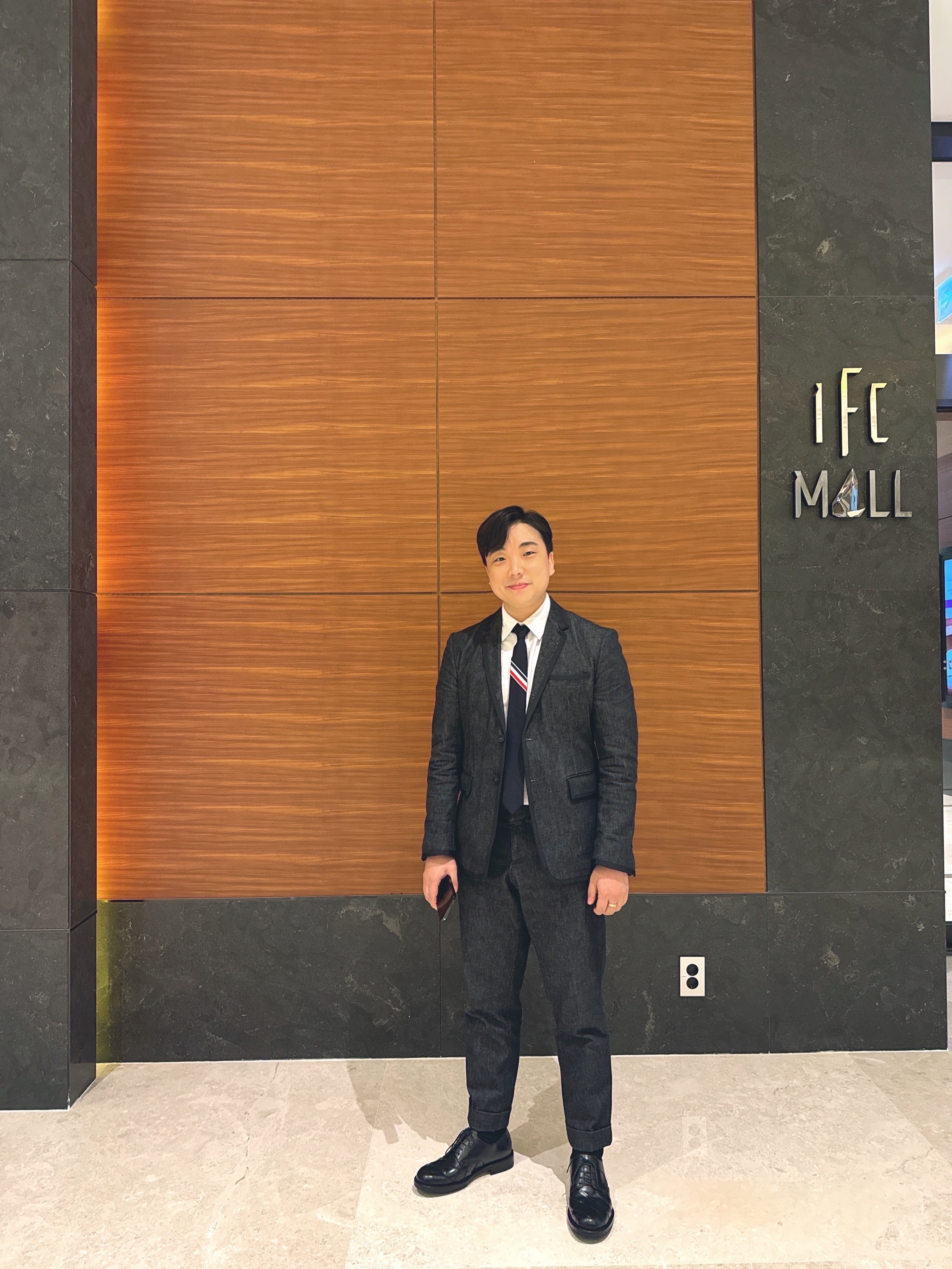 Thom Browne Super 120S Wool Twill Classic Suit Dark Grey, Thom Browne Engineered Stripe Necktie in Wool Navy 착용 스타일 - 1