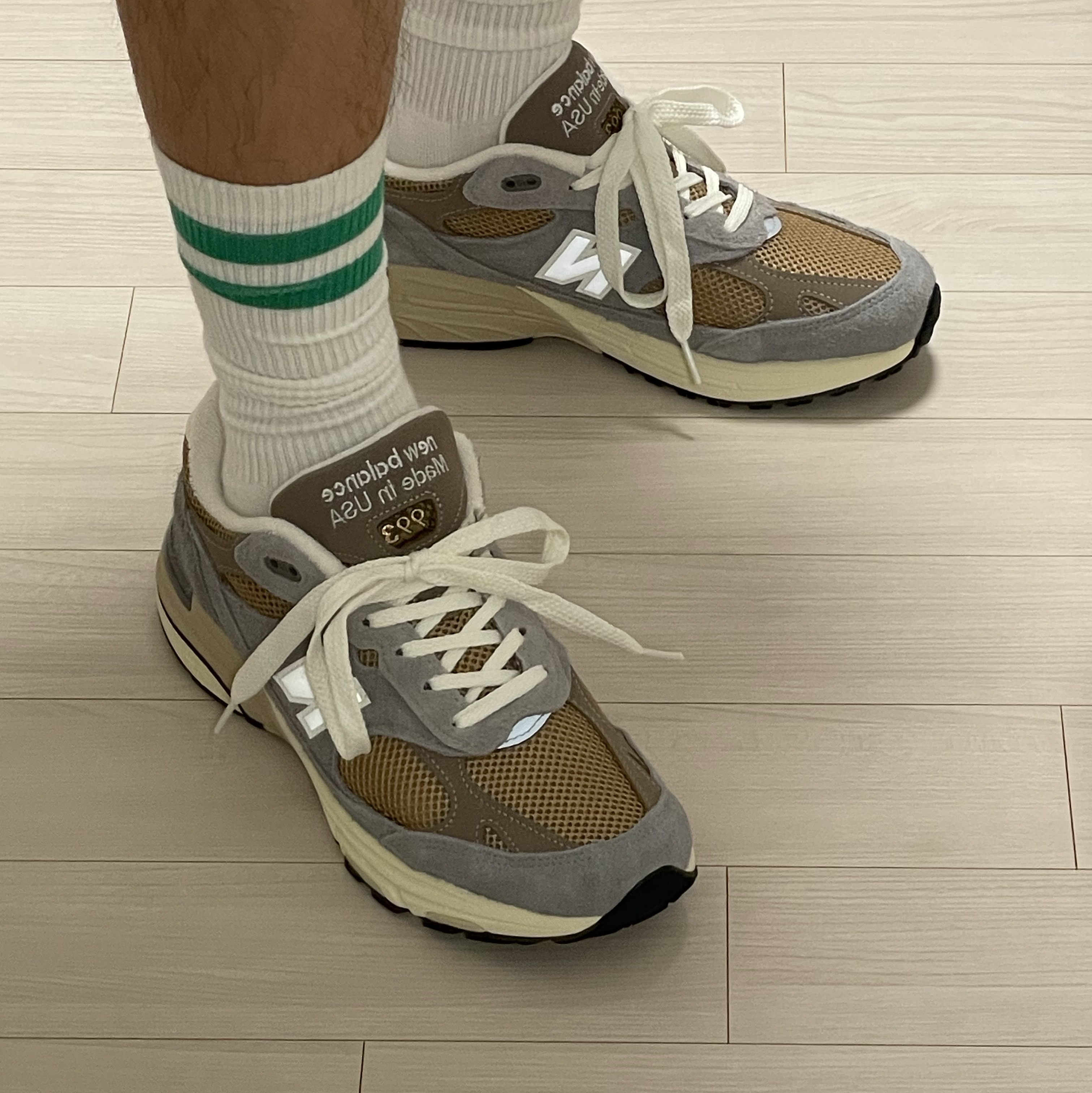 New Balance 993 Made in USA Shadow Grey Driftwood 착용 스타일 - 1