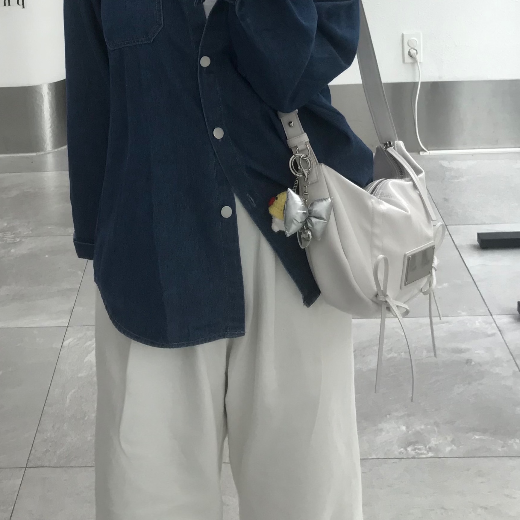 Matin Kim Half Shirring Ribbon Round Bag Ivory 착용 스타일