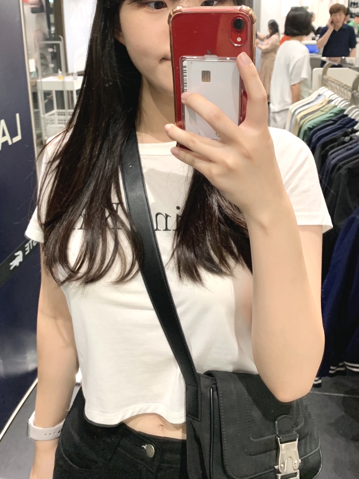 (W) Matin Kim Logo Crop Top White, Matin Kim Mini Buckle Bag Black 착용 스타일 - 2