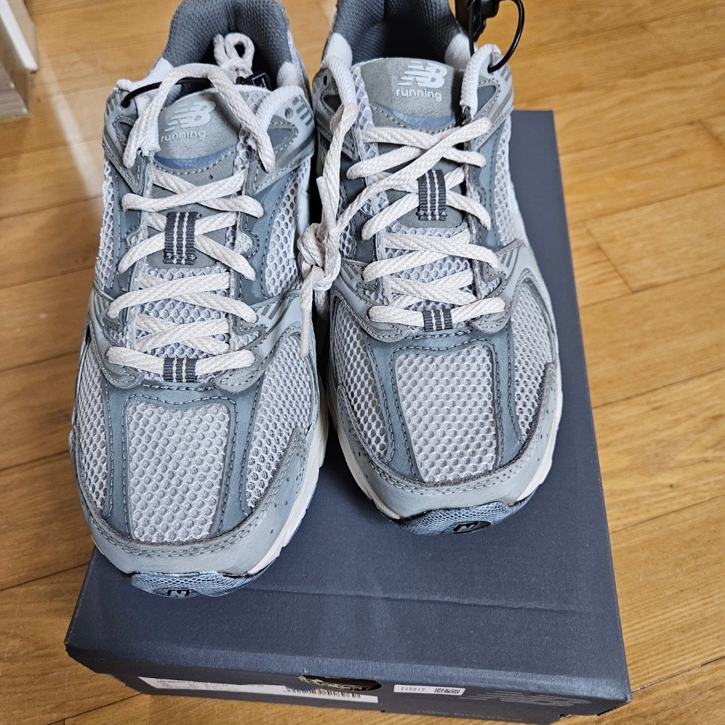 New Balance 530 Premium Vintage Grey Matter 착용 스타일