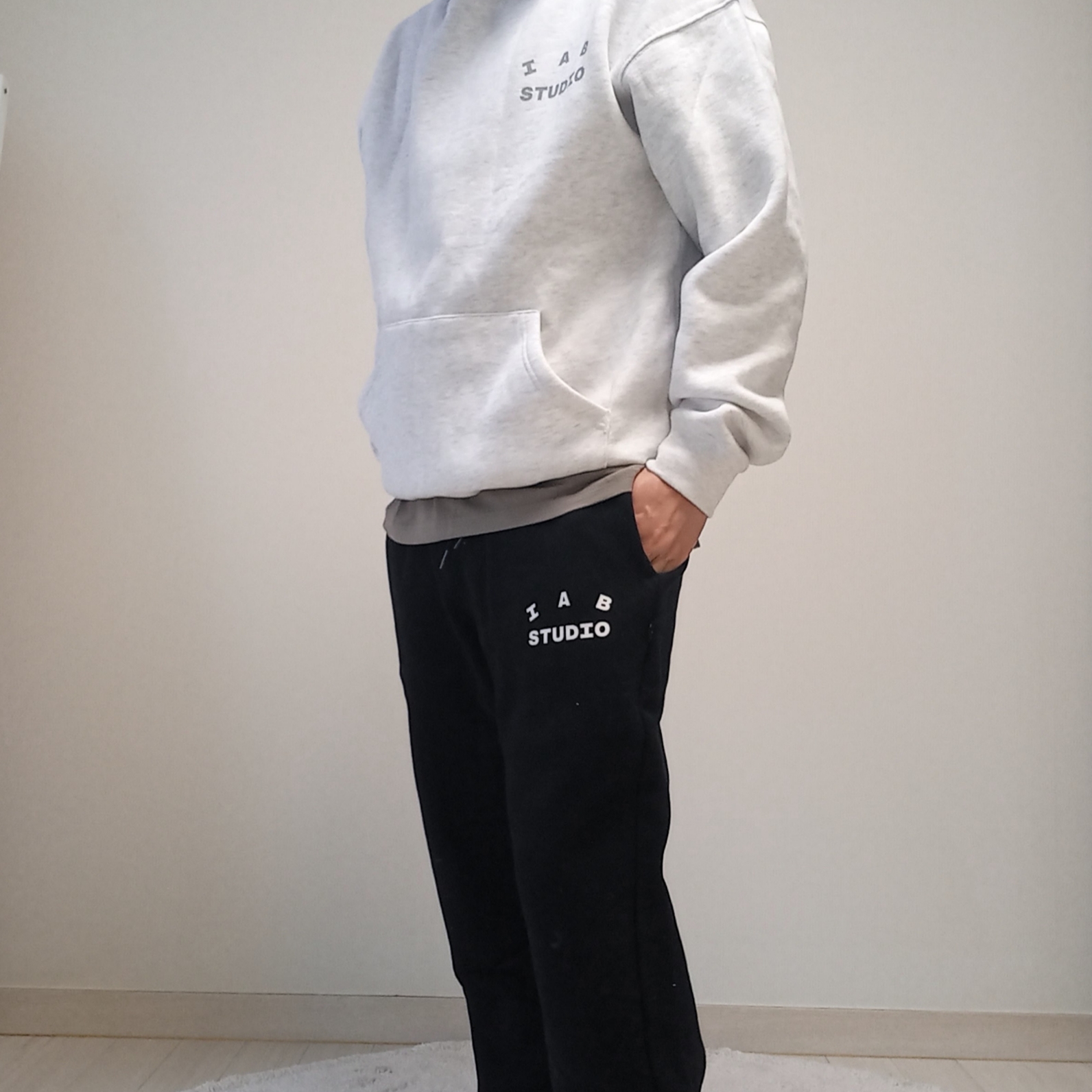 IAB Studio Hoodie Light Gray, IAB Studio Sweatpants Black White - 23SS 착용 스타일 - 5