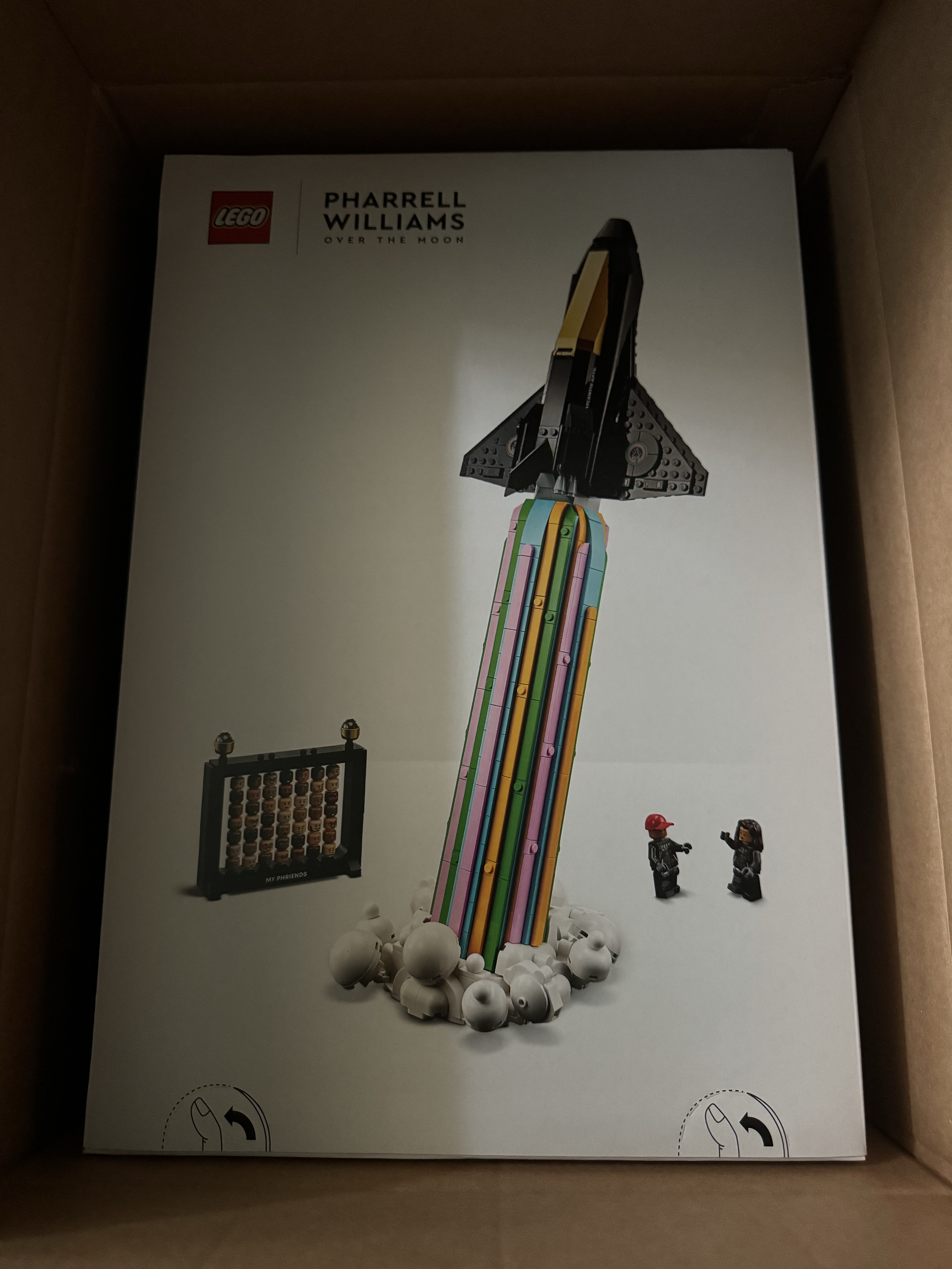 Lego Over the Moon with Pharrell Williams, Adidas x Sporty & Rich Adistar Cushion Cloud White Night Indigo 착용 스타일 - 2