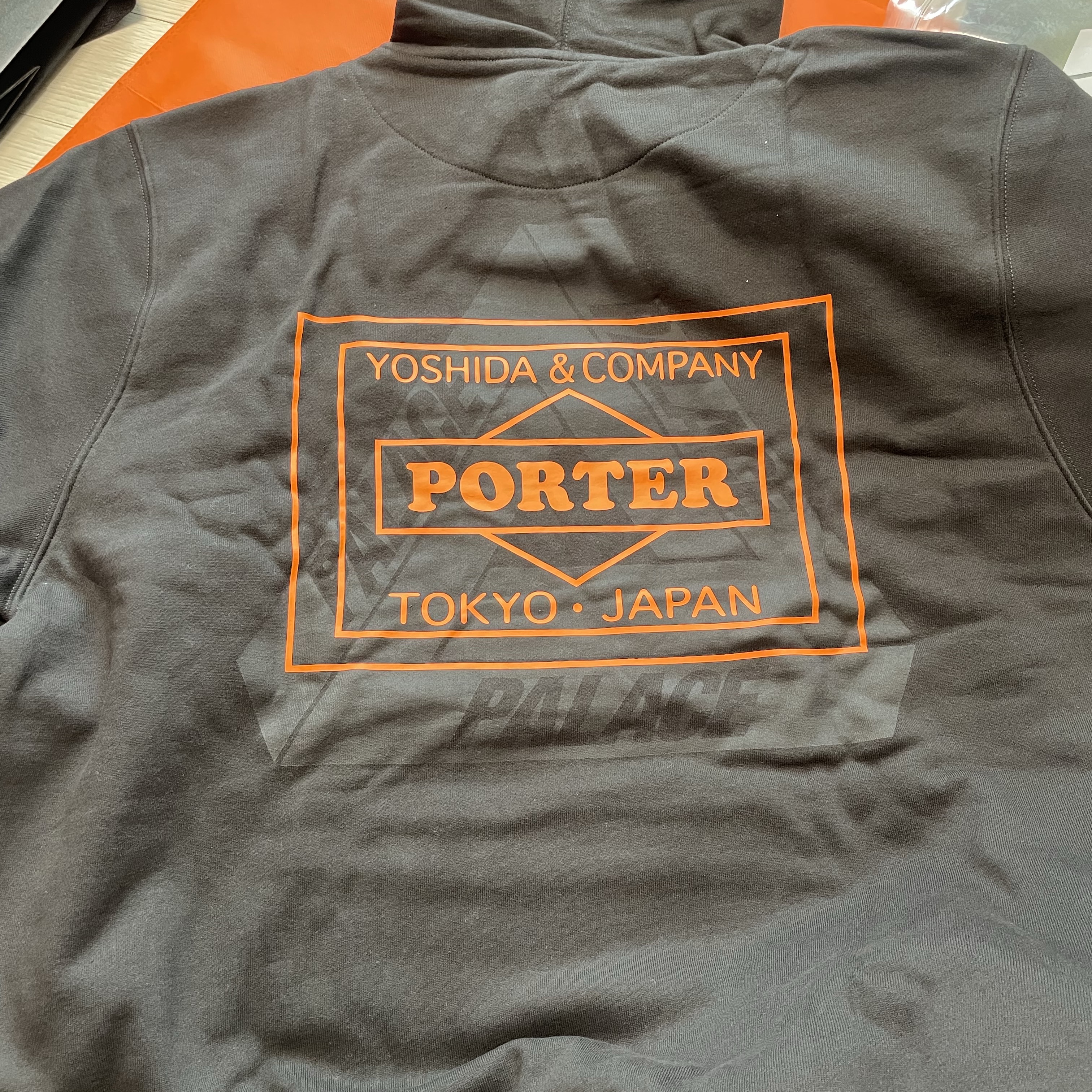 Porter x Palace Large Bag Black - 24FW, Palace x Porter Hat Black - 24FW 착용 스타일 - 3