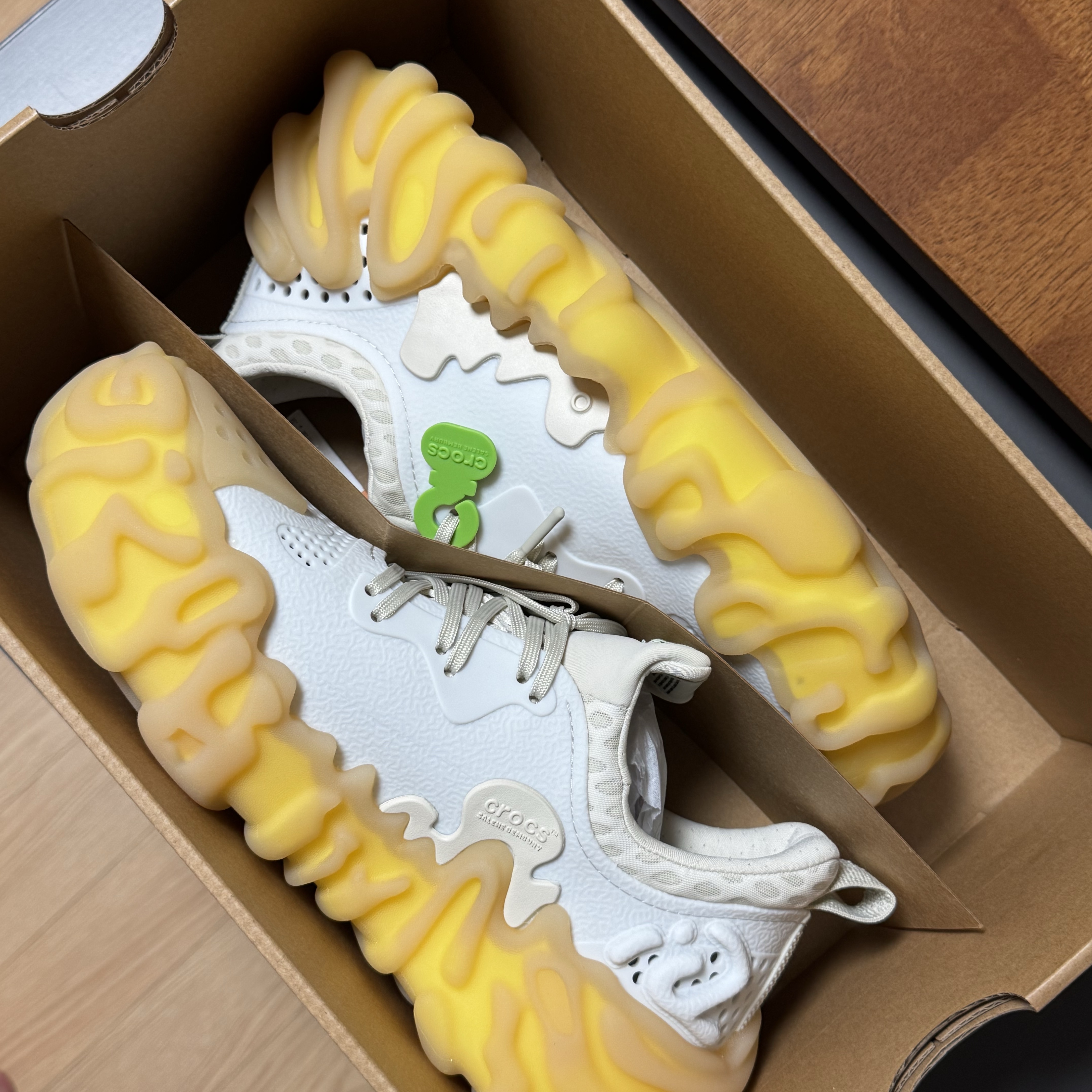 Crocs x Salehe Bembury Pollex Juniper Tahini Gum 착용 스타일