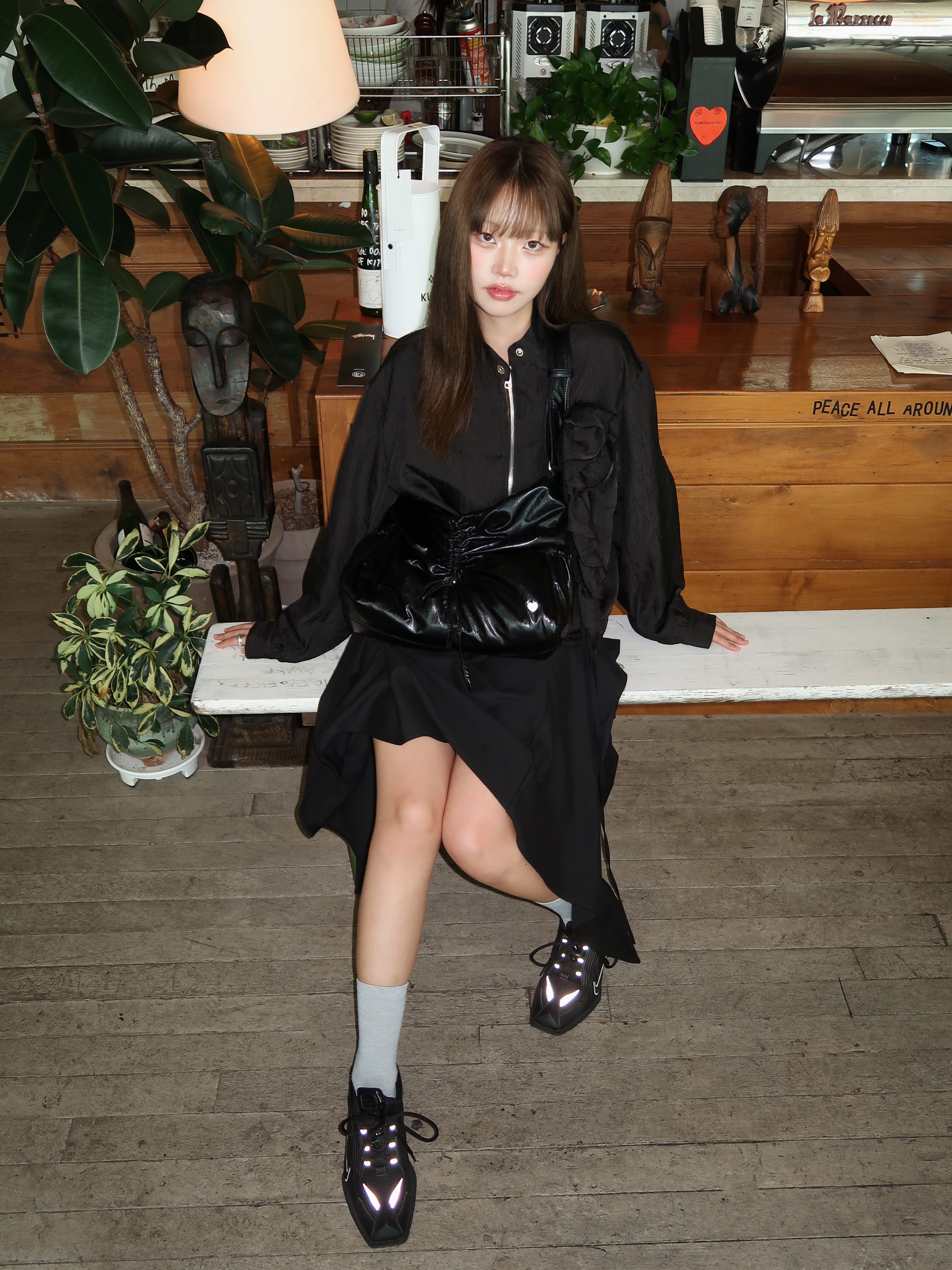 Nike x Martine Rose Shox MR4 Black 착용 스타일 - 2