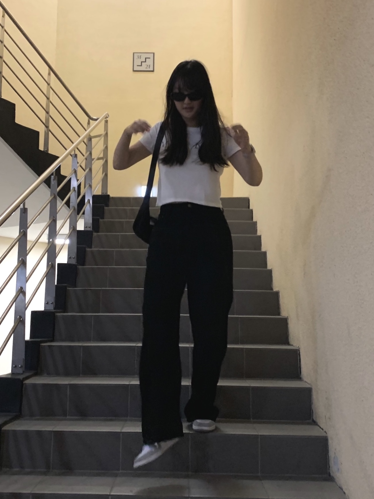 (W) Matin Kim Logo Crop Top White, Matin Kim Mini Buckle Bag Black 착용 스타일 - 3