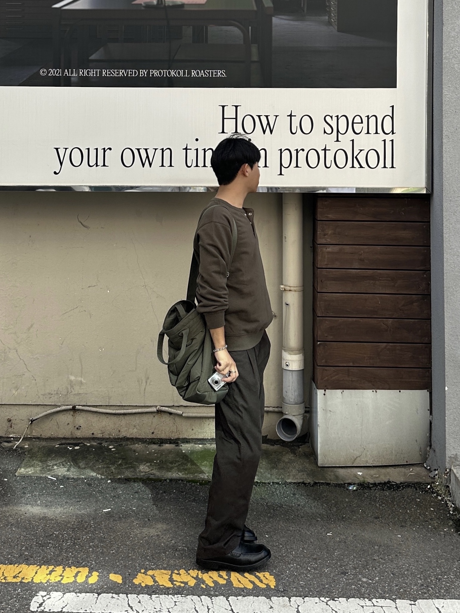 Uniqlo 2-Way Utility Bag Olive 착용 스타일 - 1