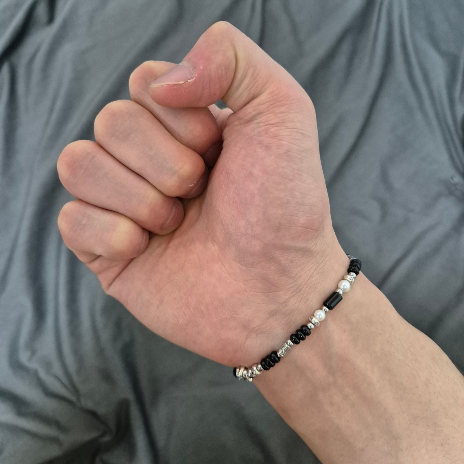 [KREAM 단독] Scudo Shell Black Pearl Beads Bracelet 착용 스타일 - 2
