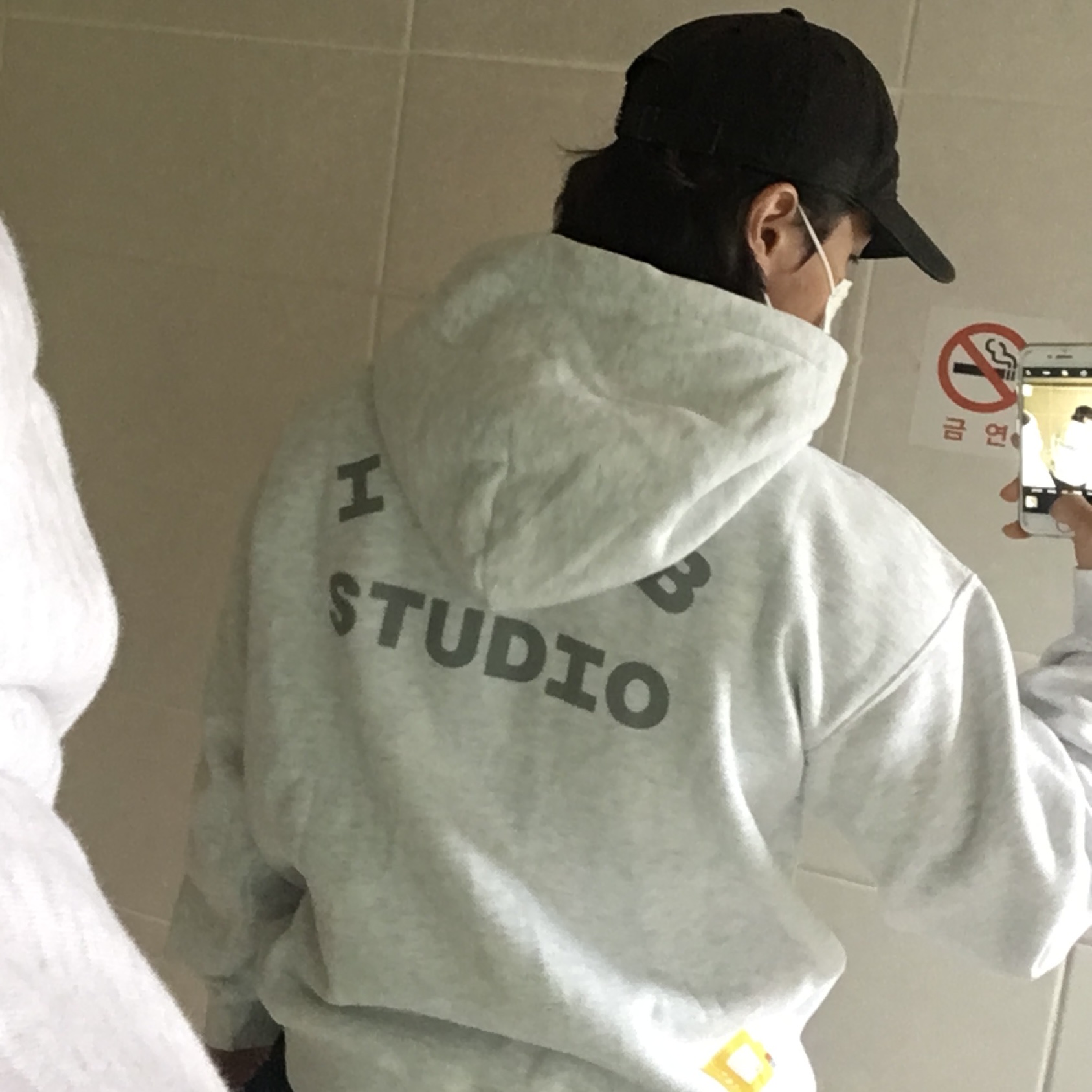 IAB Studio Hoodie Light Gray, IAB Studio 10th Anniversary T-Shirts Pack White & Black (2 Pack) 착용 스타일 - 2