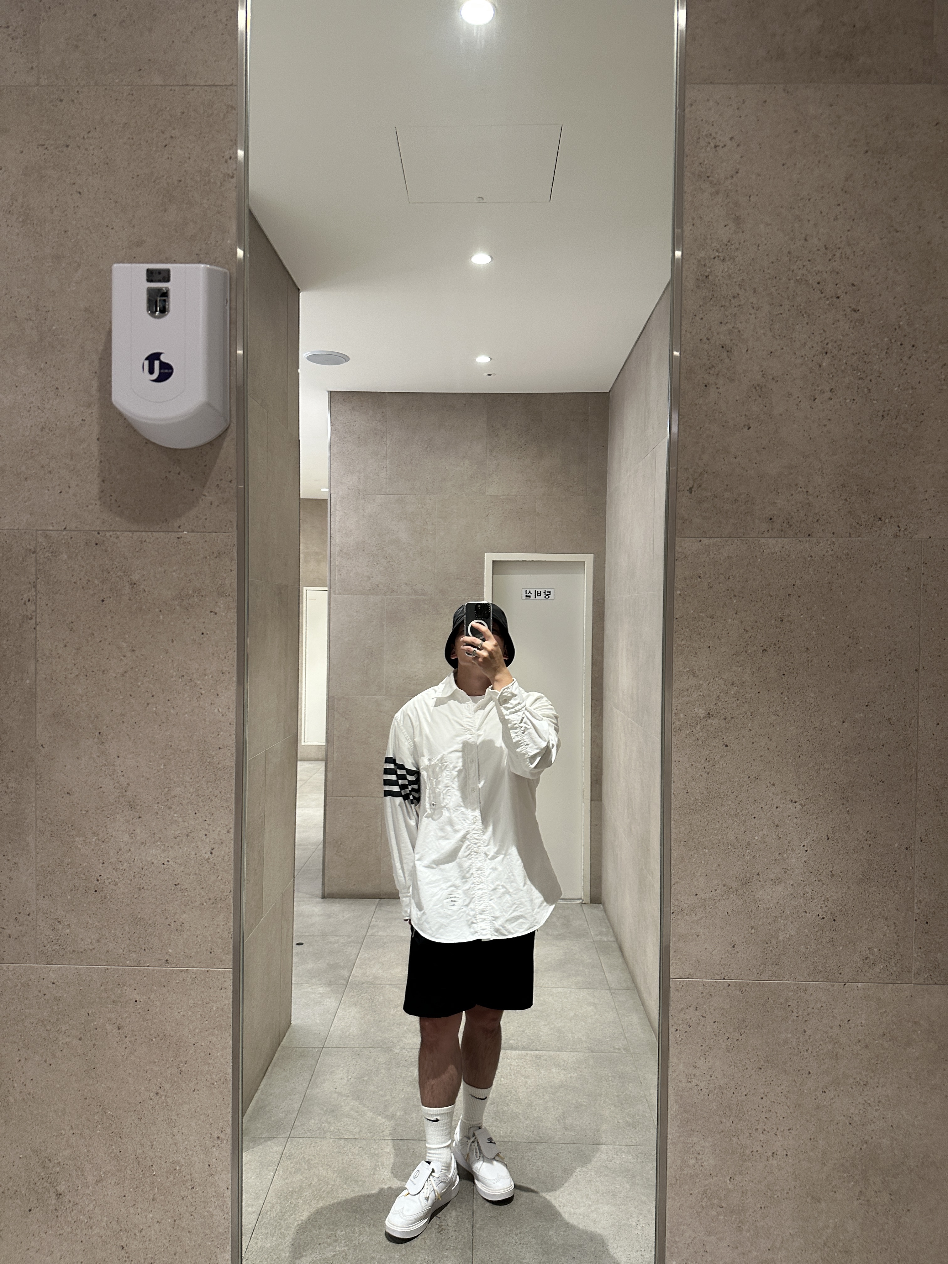 Nike x Peaceminusone Kwondo1 White, Thom Browne Oxford 4-Bar Oversized Button Down Shirt White Dark Grey 착용 스타일