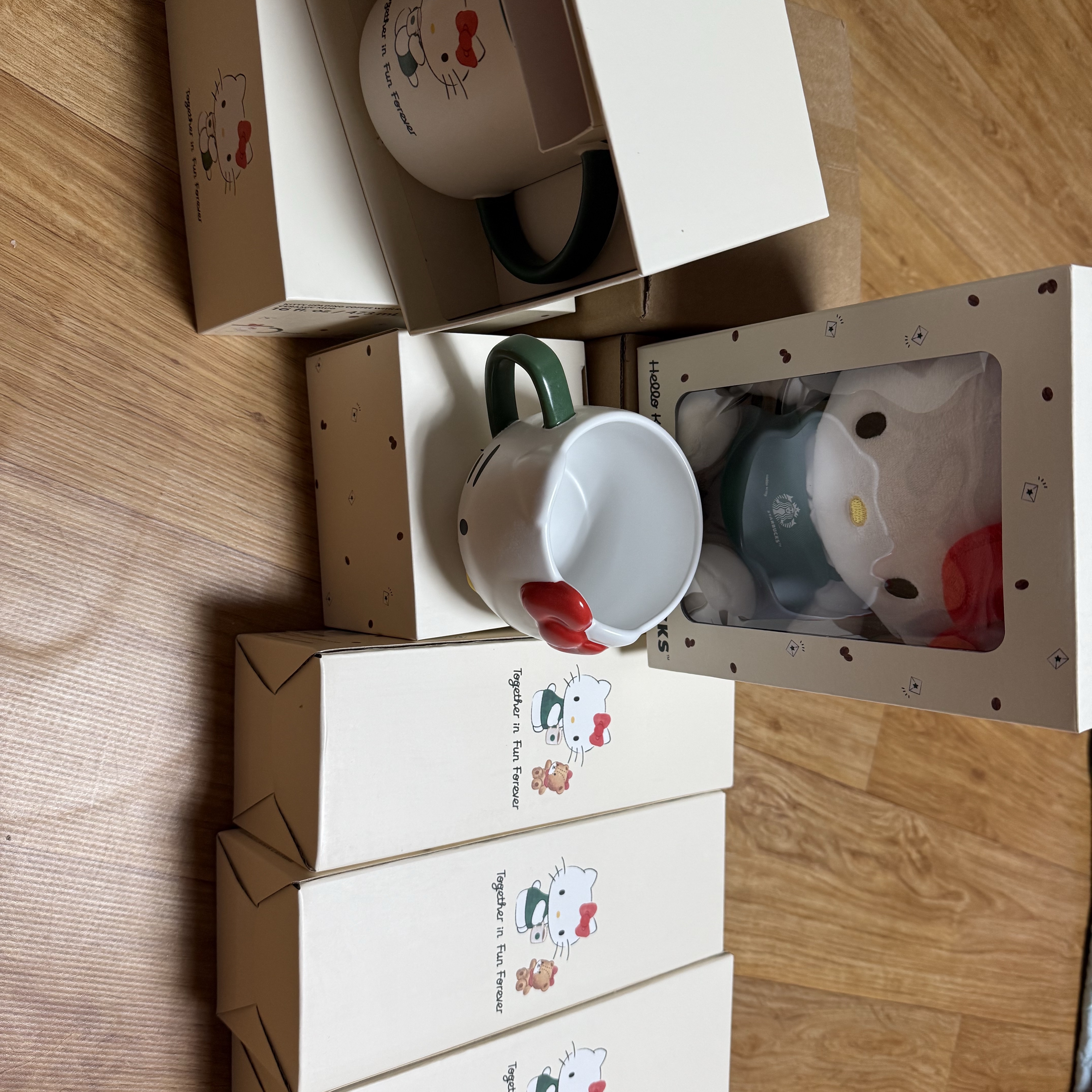 Starbucks x Hello Kitty SS Cold Cup 473ml, Starbucks x Hello Kitty Seramic Mug 355ml 착용 스타일