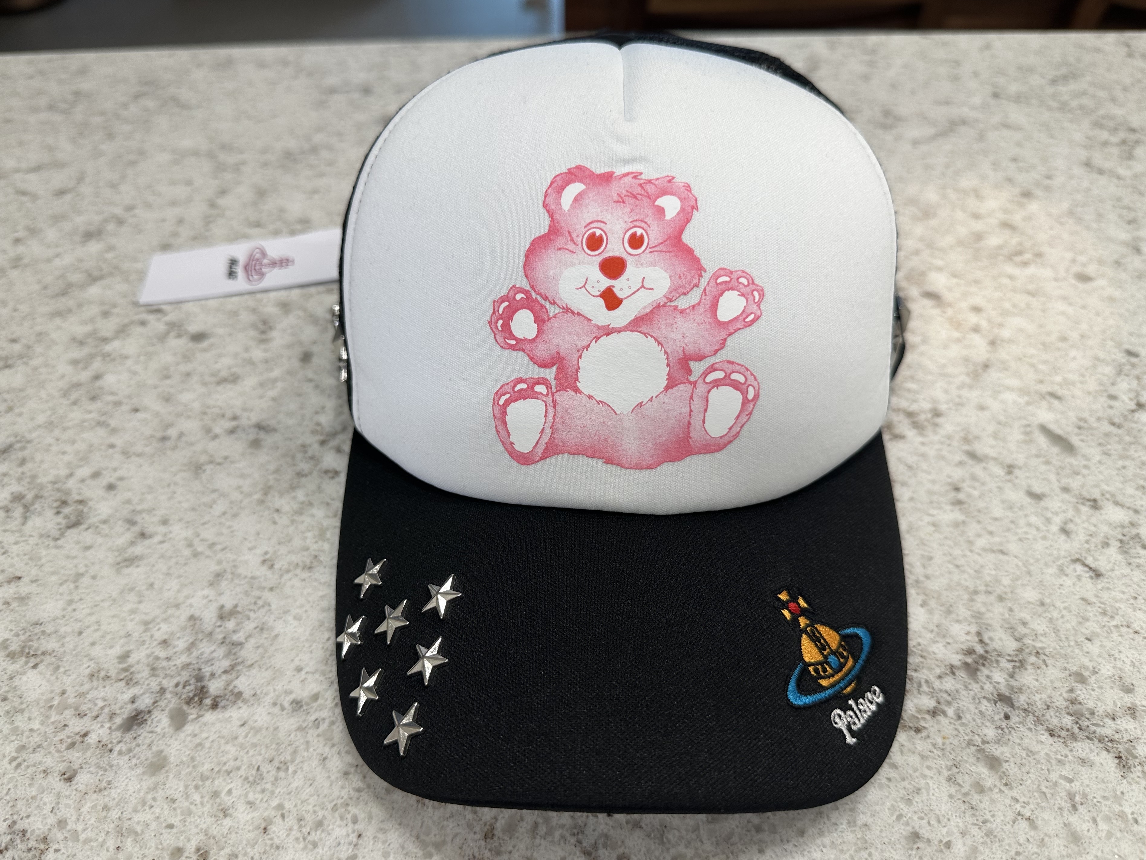 Palace x Vivienne Westwood Trucker Black - 24FW 착용 스타일 - 3